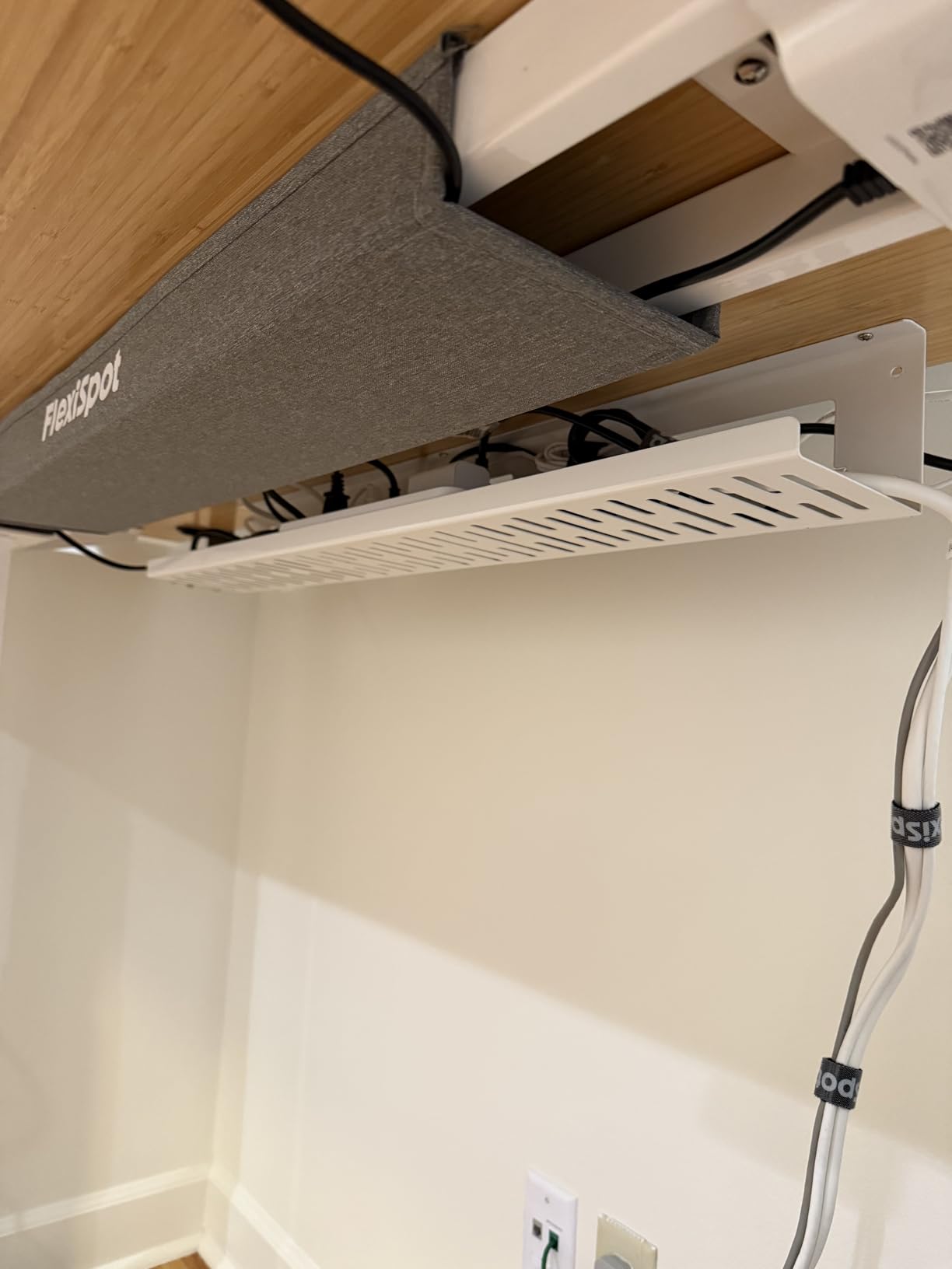 Anker Power Strip Surge Protector (2100J), 12 Outlets with 2 USB A and 1 USB C Port for Multiple Devices, 5ft Extension Cord, 20W Power Delivery Charging for Home, Office, Dorm Essential, TUV Listed Customer Review Anker Power Strip Surge Protector (2100J), 12 Outlets with 2 USB A and 1 USB C Port for Multiple Devices, 5ft Extension Cord, 20W Power Delivery Charging for Home, Office, Dorm Essential, TUV Listed - Customer Photo 4