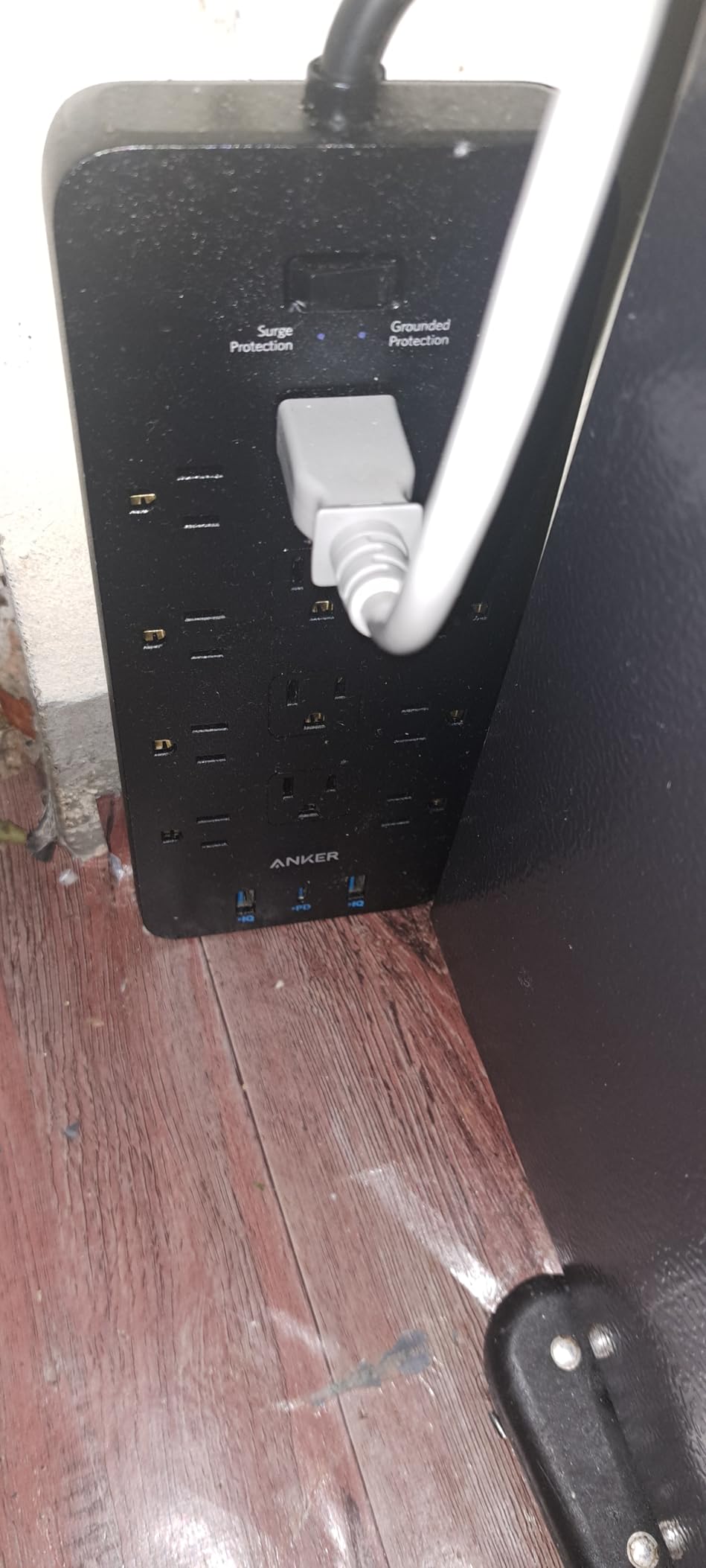 Anker Power Strip with 3 USB Ports, Surge Protector (2100J-5ft), 12 Outlets with 2 USB-A Ports and 1 USB-C Port,Flat Plug, Works with iPhone 16/16 Plus/16 Pro/16 Pro Max,for Home,Office, TUV Listed - Customer Photo 2