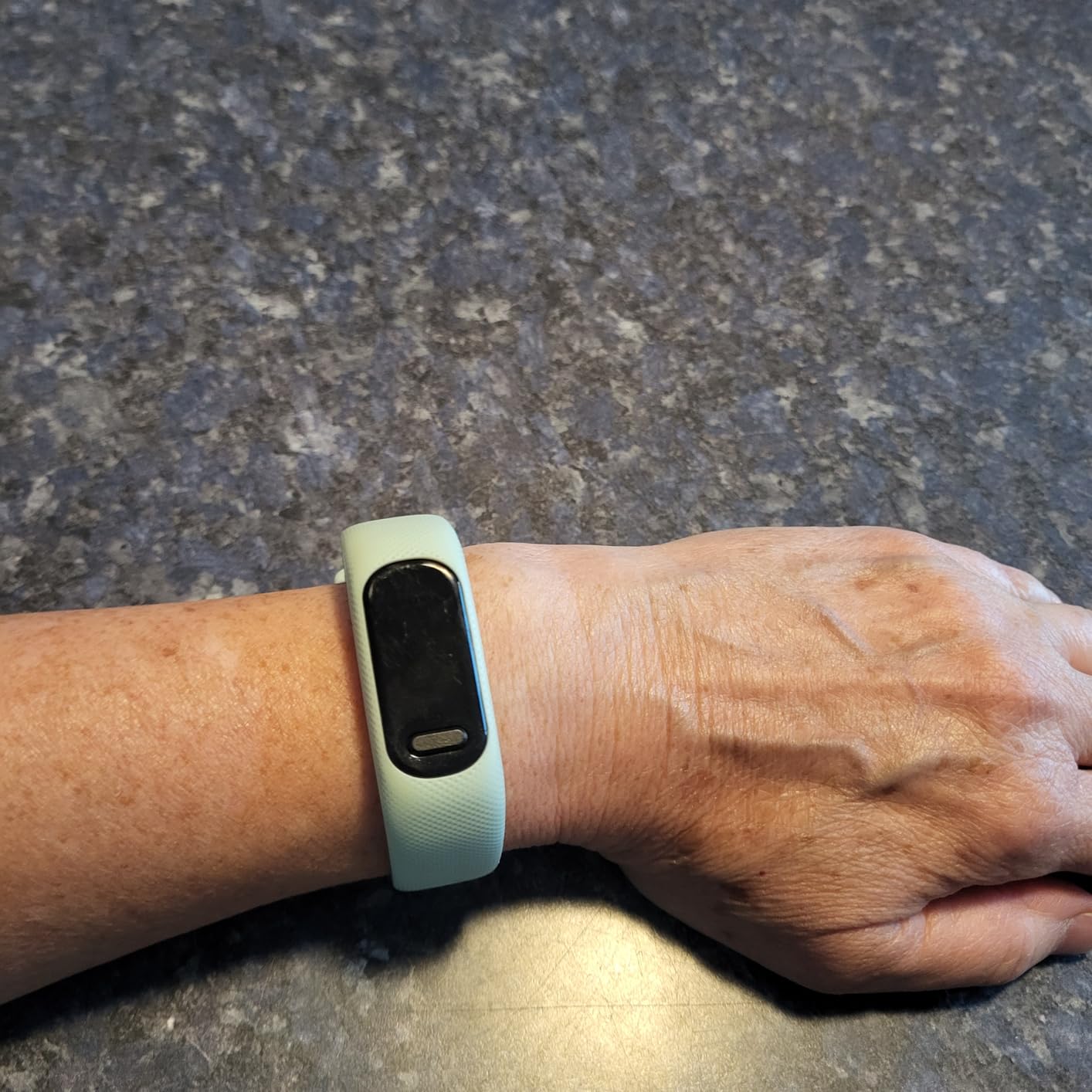 Garmin vívosmart® 5, Fitness Tracker, Long-Lasting Battery, Simple Design, White - Customer Photo 2