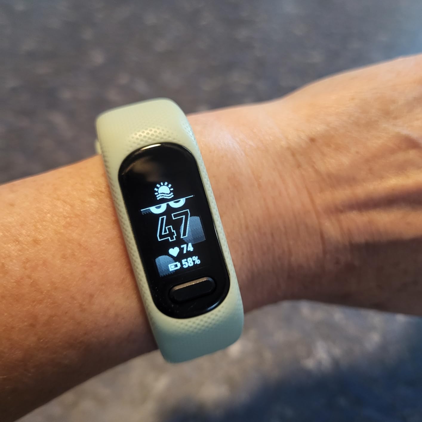 Garmin vívosmart® 5, Fitness Tracker, Long-Lasting Battery, Simple Design, Black Large - Customer Photo 1