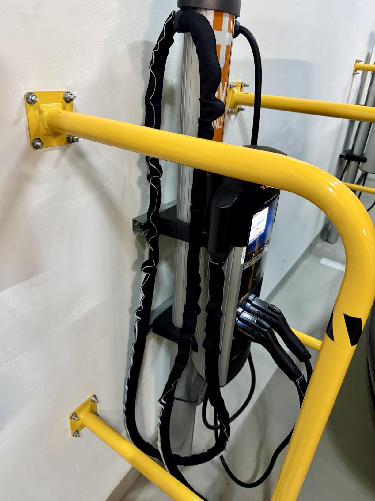 Premium 63'' Cable Management Sleeve, Best Cords Organizer for TV On Wall, Desk, Computer, Office, Home - DIY Adjustable Reversible Black and White Neoprene Cord Hider Wire Cover Concealer Wrap Customer Review Premium 63'' Cable Management Sleeve, Best Cords Organizer for TV On Wall, Desk, Computer, Office, Home - DIY Adjustable Reversible Black and White Neoprene Cord Hider Wire Cover Concealer Wrap - Customer Photo 1