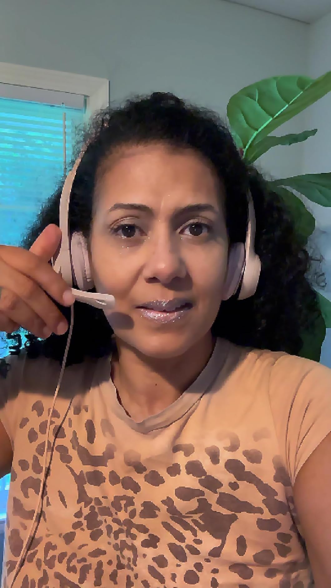 Logitech H390 Gaming Headphones, Wired Headphones with Mic, USB Headset with Microphone for PC, Noise Cancelling Microphone for Video Meetings, Music, Gaming - Off White Customer Review Logitech H390 Gaming Headphones, Wired Headphones with Mic, USB Headset with Microphone for PC, Noise Cancelling Microphone for Video Meetings, Music, Gaming - Off White - Customer Photo 1