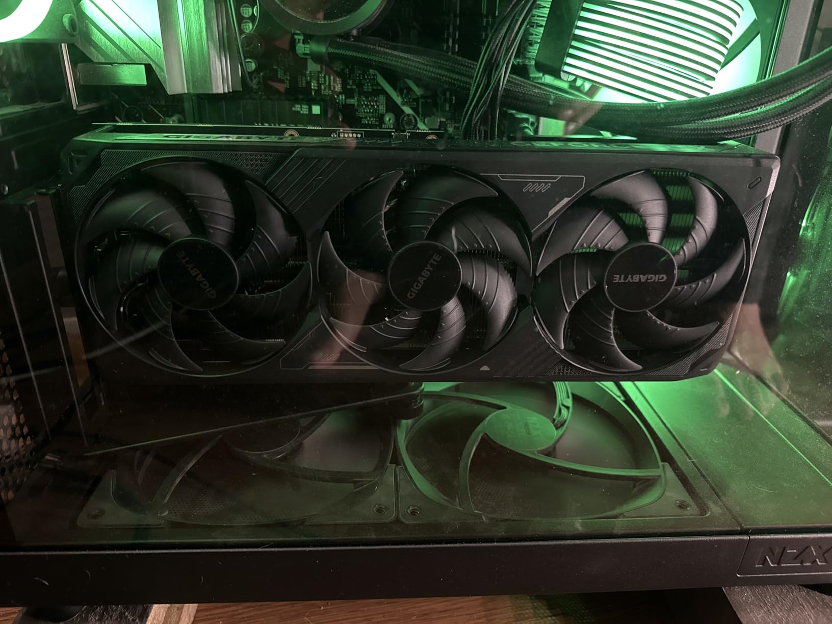 NZXT Vertical GPU Mounting Kit - AB-RH175-W1-175 mm PCIe 4.0x16 Riser Cable - GPU Holder - Sturdy Steel Bracket - White Customer Review NZXT Vertical GPU Mounting Kit - AB-RH175-W1-175 mm PCIe 4.0x16 Riser Cable - GPU Holder - Sturdy Steel Bracket - White - Customer Photo 1