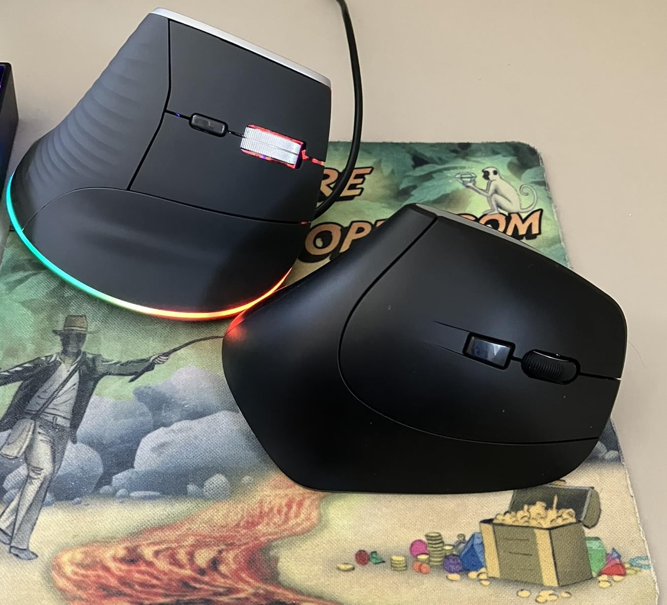 Nulea M504 Wired Vertical Mouse, USB Ergonomic Optical Mouse with 4 Adjustable DPI, 11 RGB Backlight Modes, Compatible for Laptop, PC, Desktop, Mac, Grey - Customer Photo 2