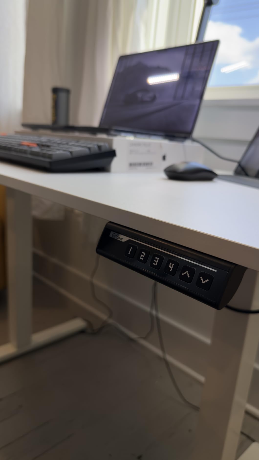 ErGear Height Adjustable Electric Standing Desk, 47.2 x 23.6 Inches Sit Stand up Desk, Memory Computer Home Office Desk with Two-Piece Desktop (Black) - Customer Photo 2