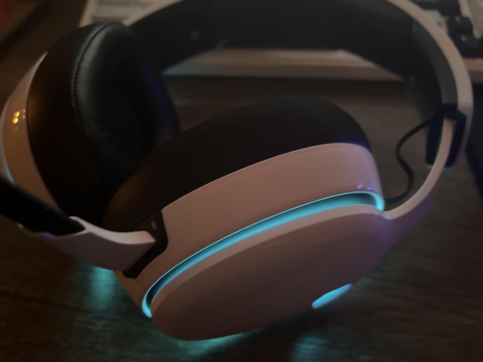 Gtheos 2.4GHz Wireless Gaming Headset for PS5, PS4 Fortnite & Call of Duty/FPS Gamers, PC, Nintendo Switch, Bluetooth 5.3 Gaming Headphones with Noise Canceling Mic, Stereo Sound, 40+Hr Battery -White Customer Review Gtheos 2.4GHz Wireless Gaming Headset for PS5, PS4 Fortnite & Call of Duty/FPS Gamers, PC, Nintendo Switch, Bluetooth 5.3 Gaming Headphones with Noise Canceling Mic, Stereo Sound, 40+Hr Battery -White - Customer Photo 4