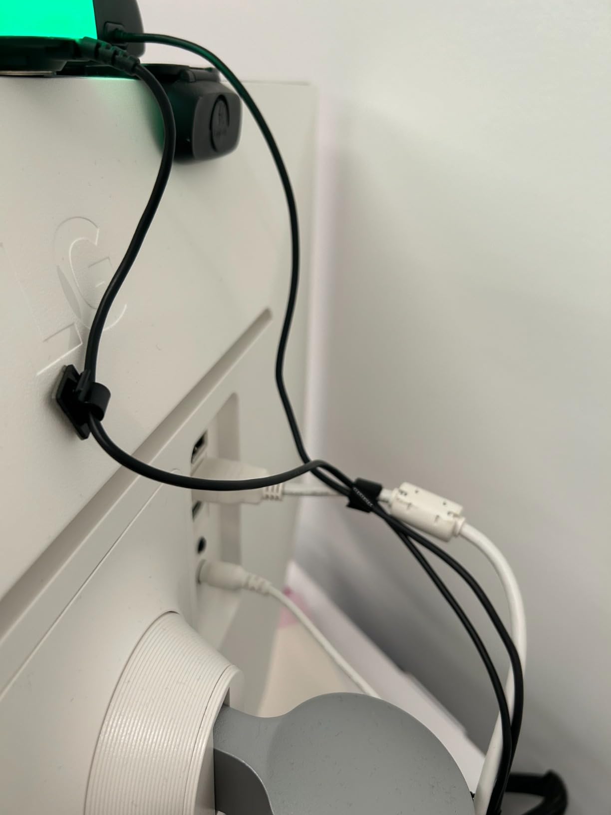 N NOROCME 192 PCS Cable Management Kit 4 Wire Organizer Sleeve,11 Cable Holder,35Cord Clips 10+2 Roll Cable Organizer Straps and 100 Fastening Cable Ties for Computer TV Under Desk, black,clear Customer Review N NOROCME 192 PCS Cable Management Kit 4 Wire Organizer Sleeve,11 Cable Holder,35Cord Clips 10+2 Roll Cable Organizer Straps and 100 Fastening Cable Ties for Computer TV Under Desk, black,clear - Customer Photo 4