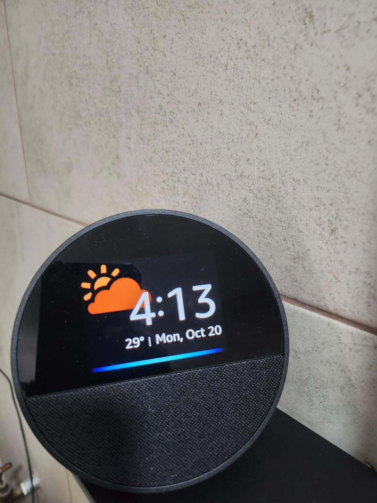 Amazon Echo Spot, Great for nightstands, offices and kitchens, Smart alarm clock with Alexa, Black - Customer Photo 2