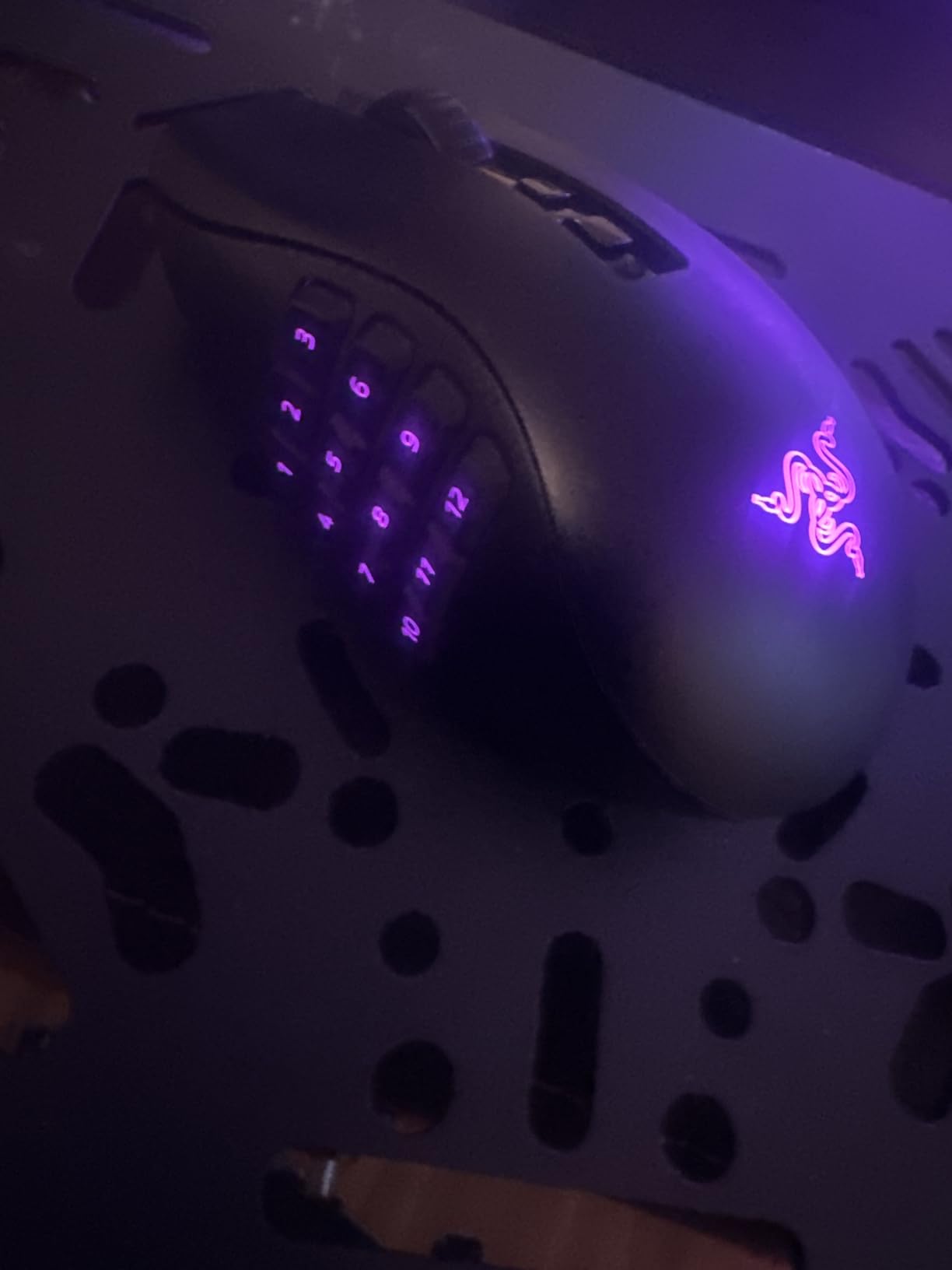 Razer Naga V2 HyperSpeed Wireless MMO Gaming Mouse: 19 Programmable Buttons - HyperScroll Technology - Focus Pro 30K Optical Sensor - Mechanical Mouse Switches Gen-2 - Up to 400 Hr Battery Life Customer Review Razer Naga V2 HyperSpeed Wireless MMO Gaming Mouse: 19 Programmable Buttons - HyperScroll Technology - Focus Pro 30K Optical Sensor - Mechanical Mouse Switches Gen-2 - Up to 400 Hr Battery Life - Customer Photo 3