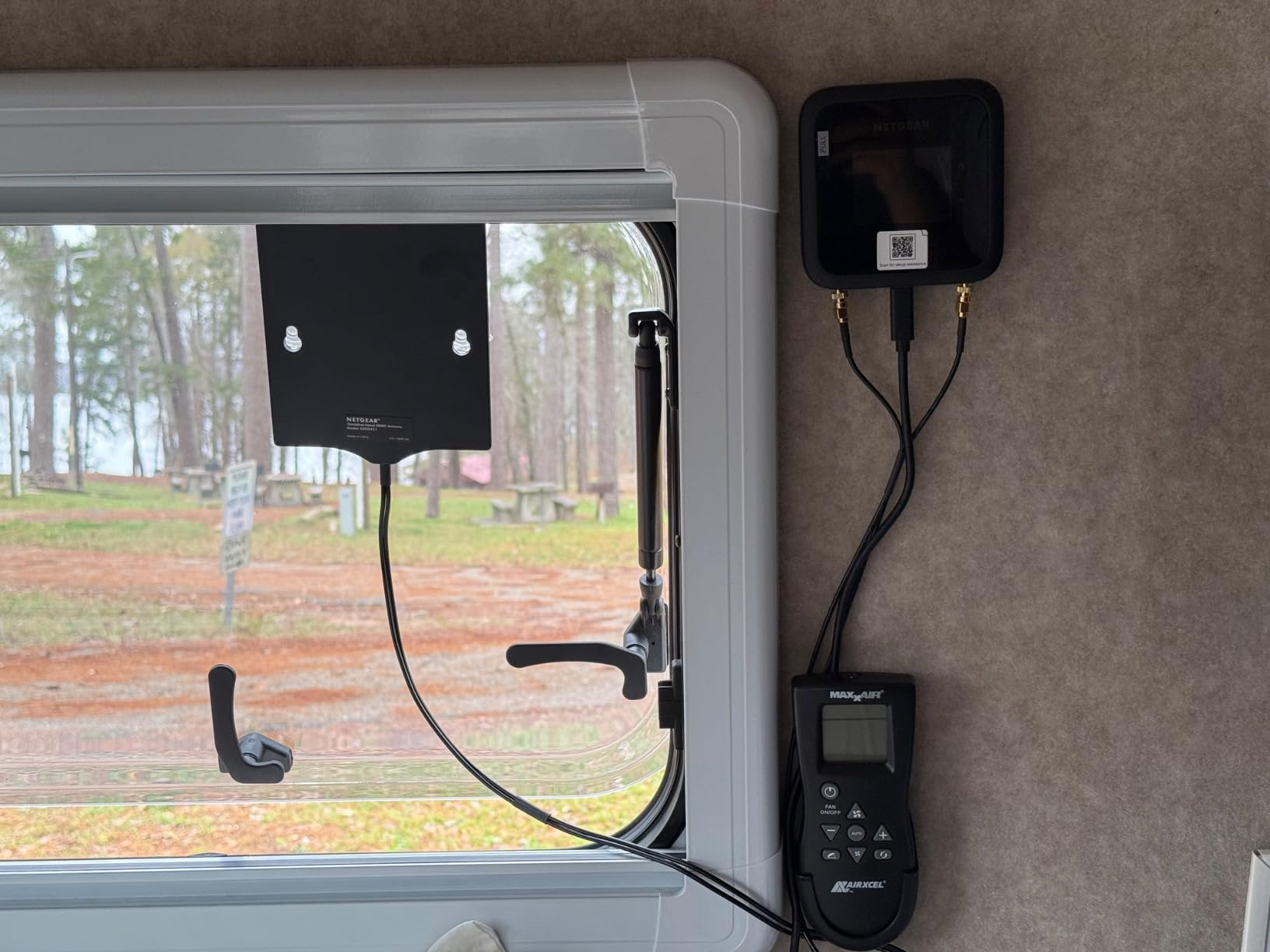 NETGEAR Nighthawk M6 5G Mobile Hotspot, Router with Sim Card Slot, Modem, Portable WiFi Device for Travel, Unlocked with Verizon, AT&T, and T-Mobile, WiFi 6, 2.5Gbps (MR6150) - Customer Photo 4