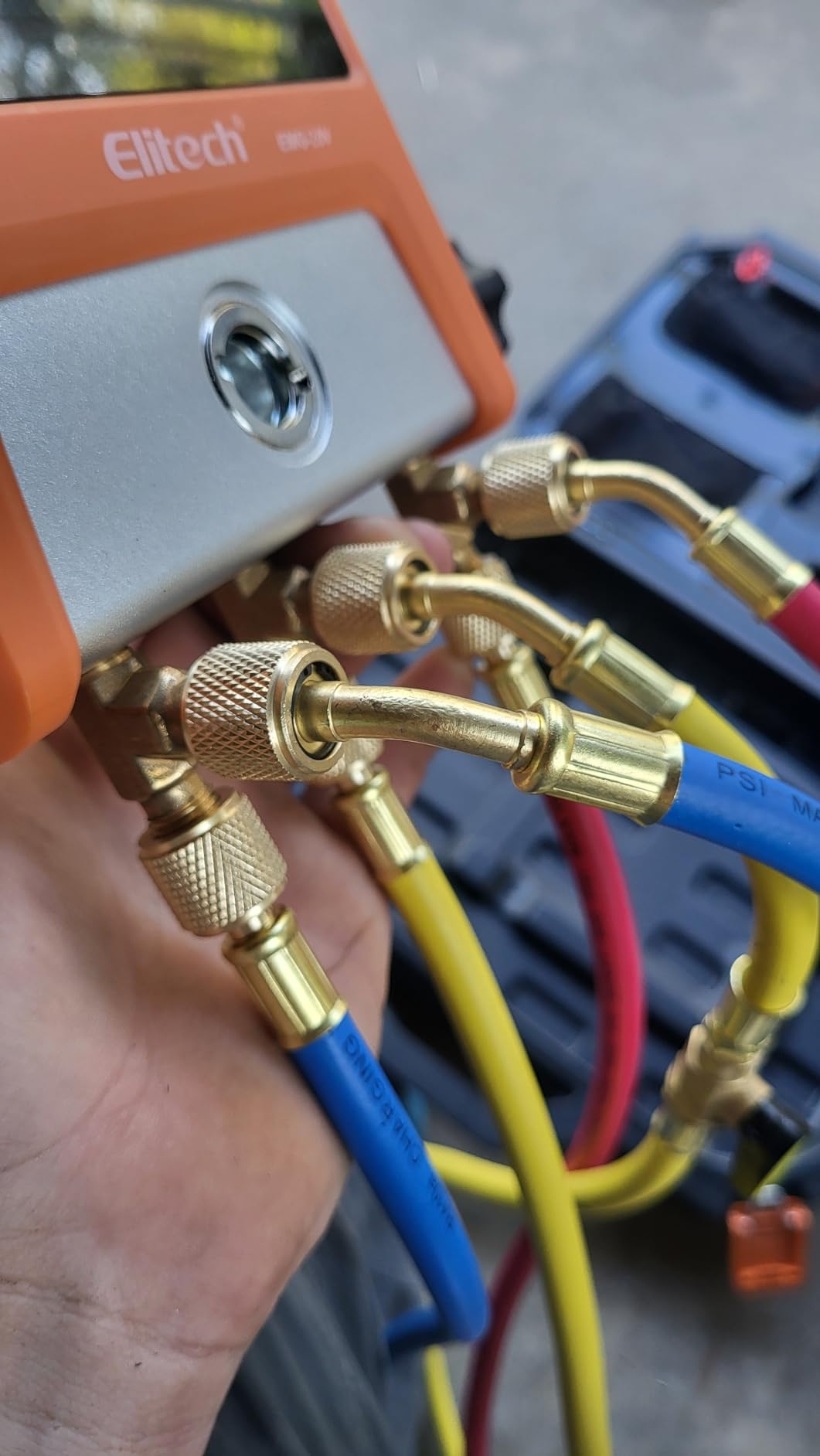 Elitech Wireless Digital Manifold Gauge Set Data Logging Refrigerant HVAC Gauges with Hoses, Temperature Clamps, LMG-10W - Customer Photo 3