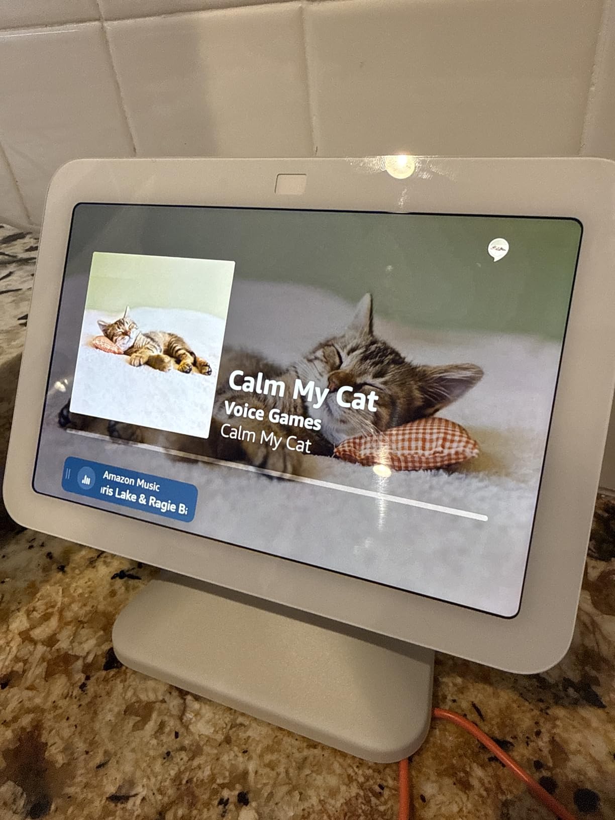 Amazon Echo Show 8, With Spatial Audio, Smart Home Hub, ideal for open living spaces, includes Alexa, Glacier White - Customer Photo 2