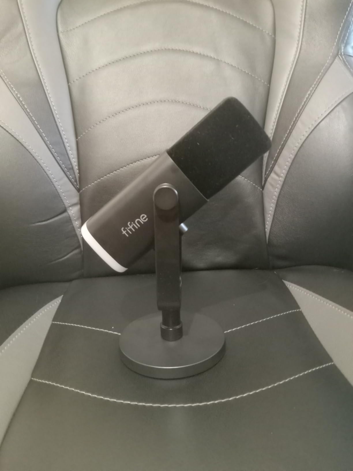 FIFINE USB/XLR Dynamic Microphone for Podcast Recording, PC Computer Gaming Streaming Mic with RGB Light, Mute Button, Headphones Jack, Desktop Stand, Vocal Mic for Singing YouTube-AmpliGame AM8 Customer Review FIFINE USB/XLR Dynamic Microphone for Podcast Recording, PC Computer Gaming Streaming Mic with RGB Light, Mute Button, Headphones Jack, Desktop Stand, Vocal Mic for Singing YouTube-AmpliGame AM8 - Customer Photo 2