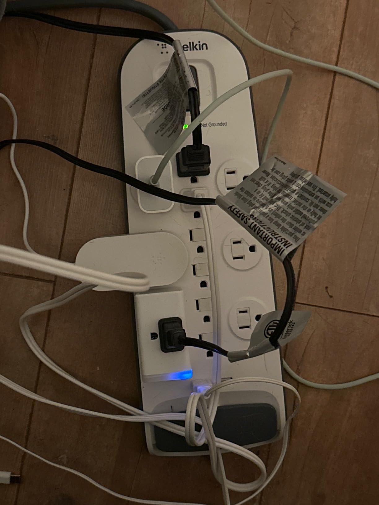 Belkin 12-Outlet Surge Protector Power Strip w/ 12 AC Outlets, 2 USB-A Ports and 1 USB-C Port, 6ft Cable, UL-listed w/ Overload & Overvoltage Protection + On/Off Switch - 3,480 Joules of Protection - Customer Photo 3