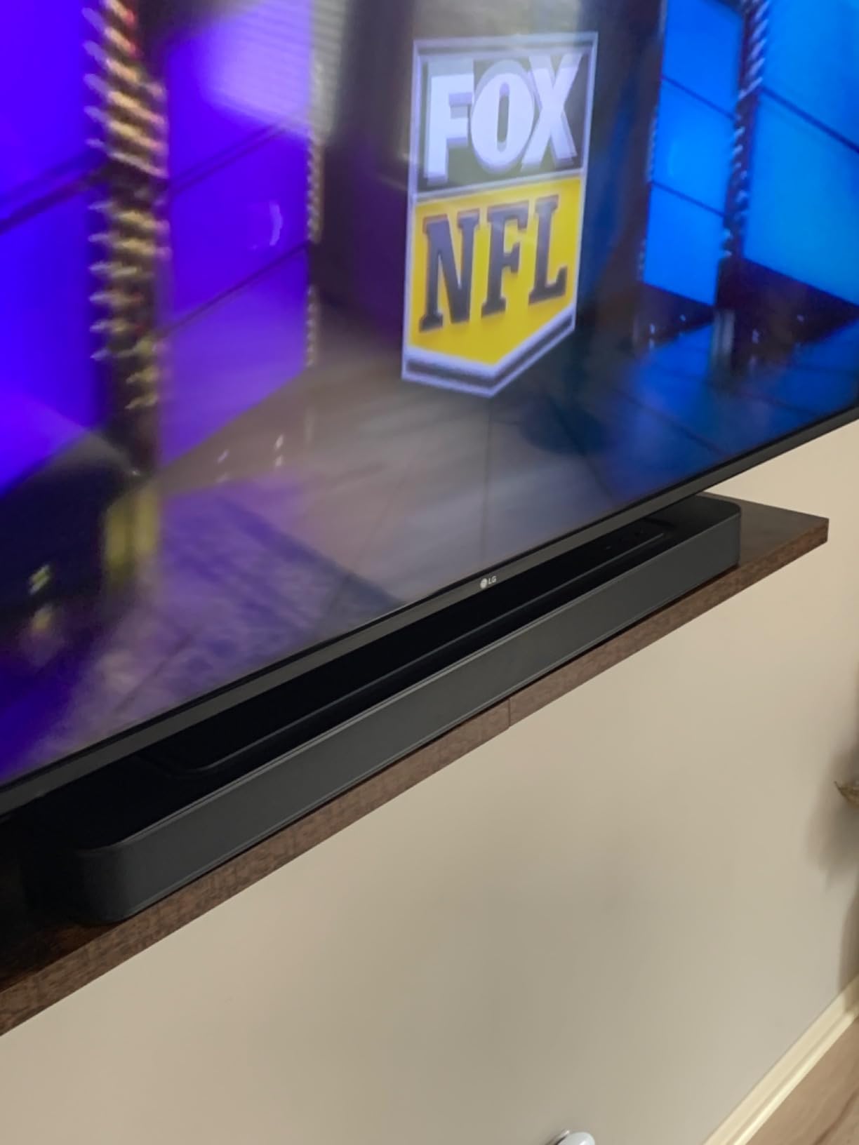 JBL Bar 300: 5.0-Channel Compact All-in-one soundbar with MultiBeam™ and Dolby Atmos®, Black - Customer Photo 2