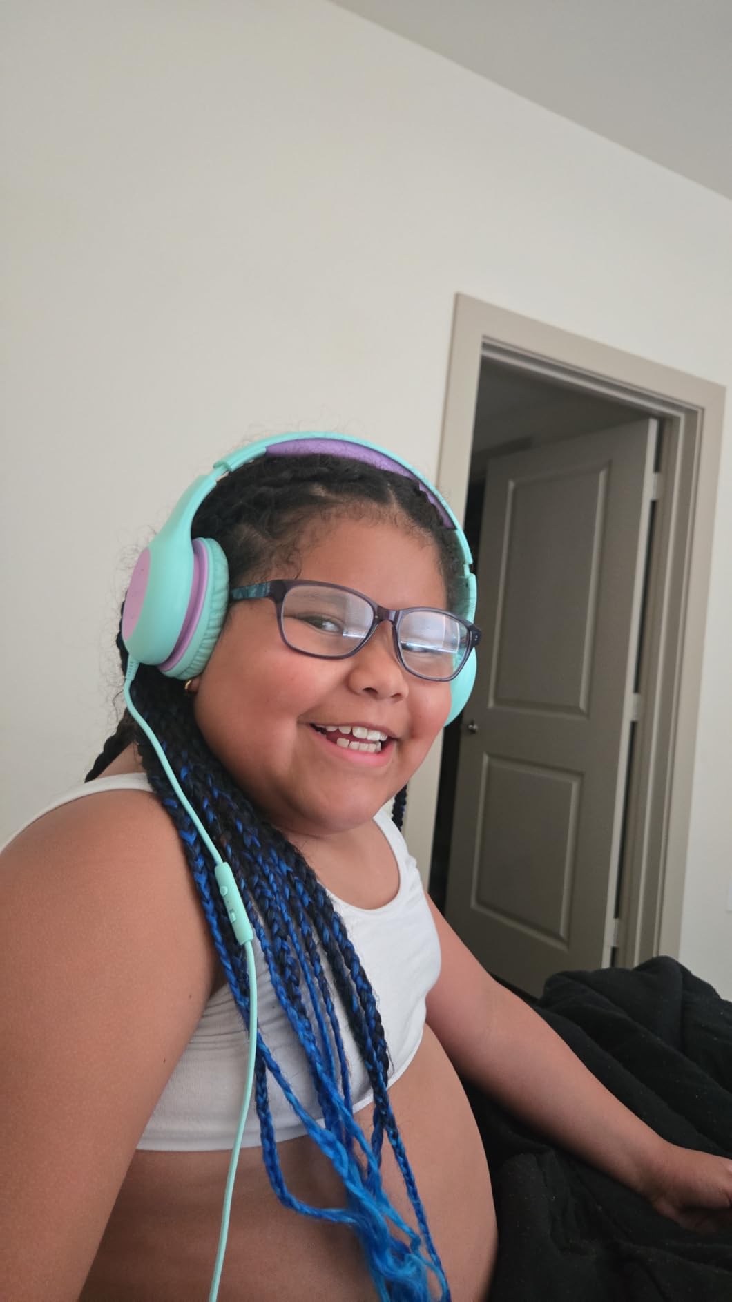 EarFun Kids Headphones Wired with Microphone, 85/94dB Volume Limit Headphones for Kids, Portable Wired Headphone with Shareport, Stereo Sound Foldable Headset for School/Tablet/iPad/Kindle, Black Red Customer Review EarFun Kids Headphones Wired with Microphone, 85/94dB Volume Limit Headphones for Kids, Portable Wired Headphone with Shareport, Stereo Sound Foldable Headset for School/Tablet/iPad/Kindle, Black Red - Customer Photo 2