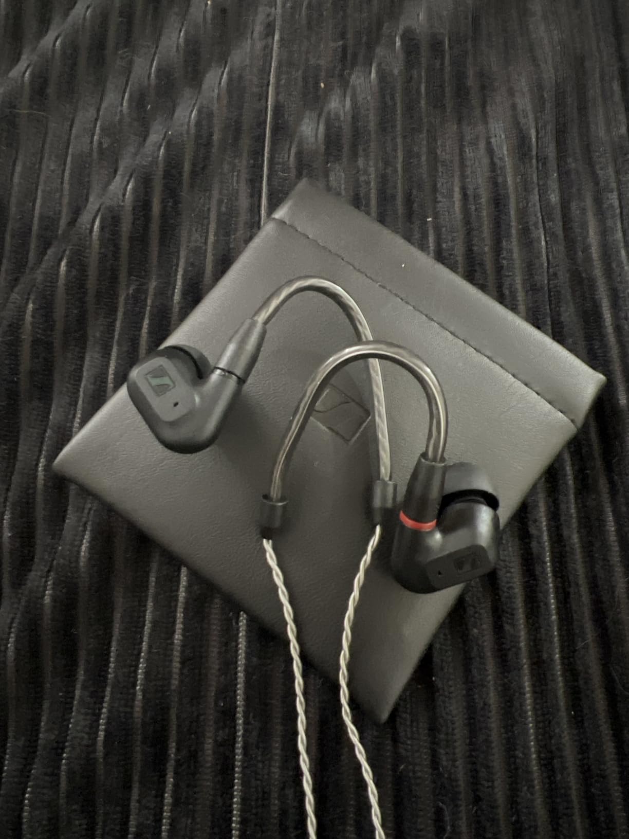 Sennheiser Consumer Audio IE 200 In-Ear Audiophile Headphones - TrueResponse Transducers for Neutral Sound, Impactful Bass, Detachable Braided Cable with Flexible Ear Hooks - Black - Customer Photo 1