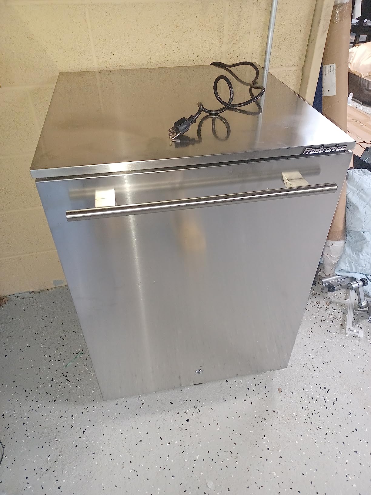 24 Inch 168 Cans Outdoor Beverage Refrigerator, 5.47 cu. ft. Built-in Beverage Cooler with Easy-Swap Reversible Door, 26°F Outdoor Beverage Fridge, SUS304, Lockable, ETL & NSF7 Certified - Customer Photo 2