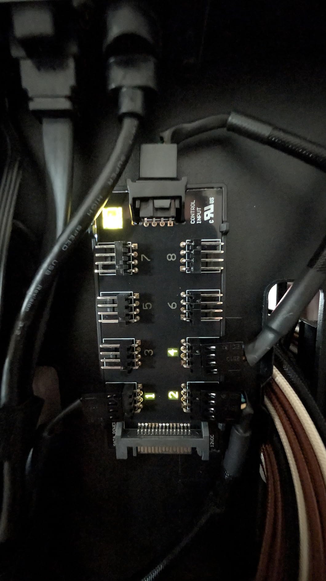 Noctua NA-FH1, 8 Channel Fan Hub for up to Eight 12V or 5V Based 4-pin PWM or 3-pin Fans (Black) customer photo 2