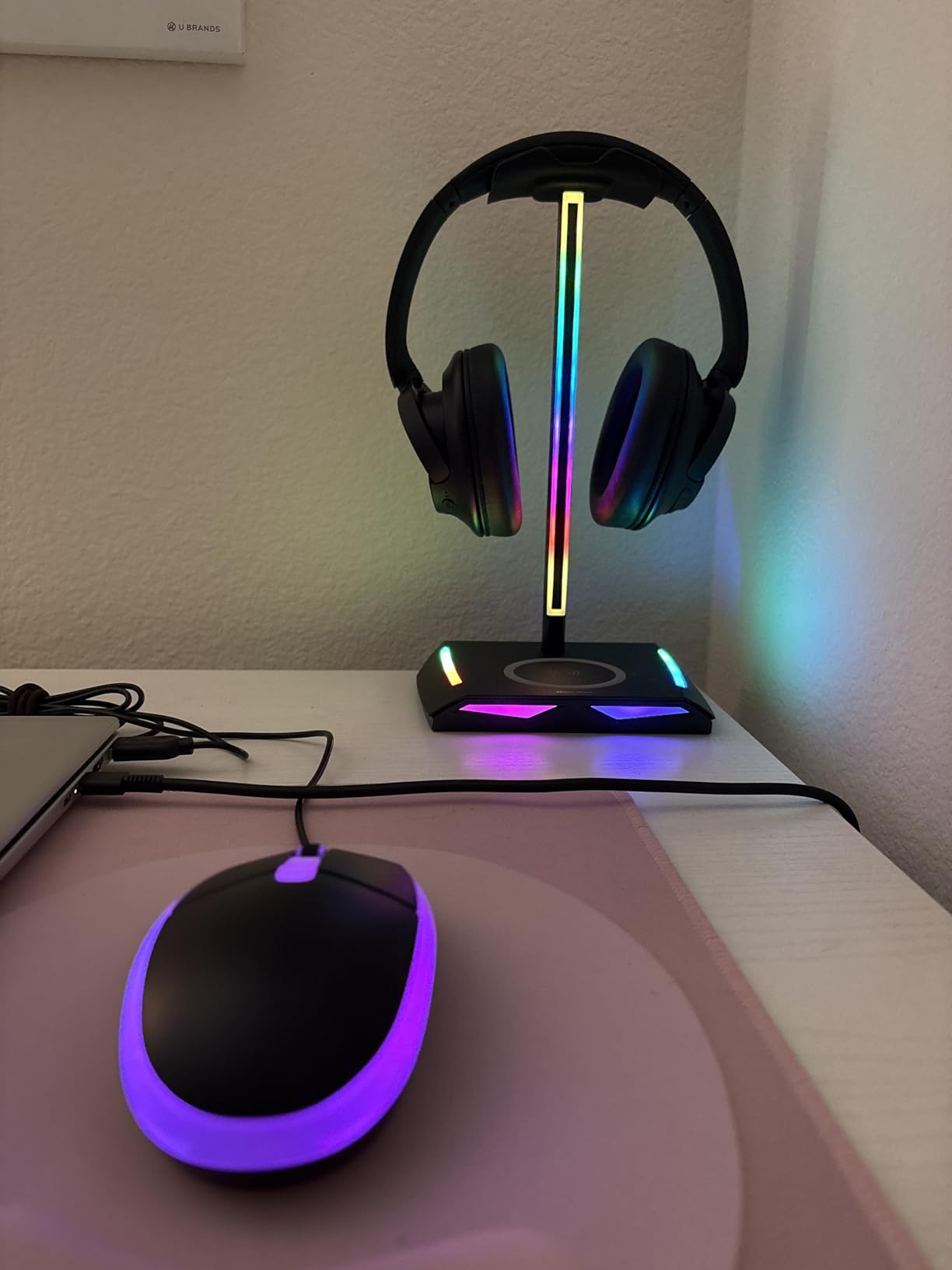 New Bee RGB Headphone Stand with 2 USB-C & 1 USB Charging Ports, Desk Gaming Headset Holder with 7 Light Modes and Non-Slip Rubber Base Suitable for All Earphone Accessories Customer Review New Bee RGB Headphone Stand with 2 USB-C & 1 USB Charging Ports, Desk Gaming Headset Holder with 7 Light Modes and Non-Slip Rubber Base Suitable for All Earphone Accessories - Customer Photo 1