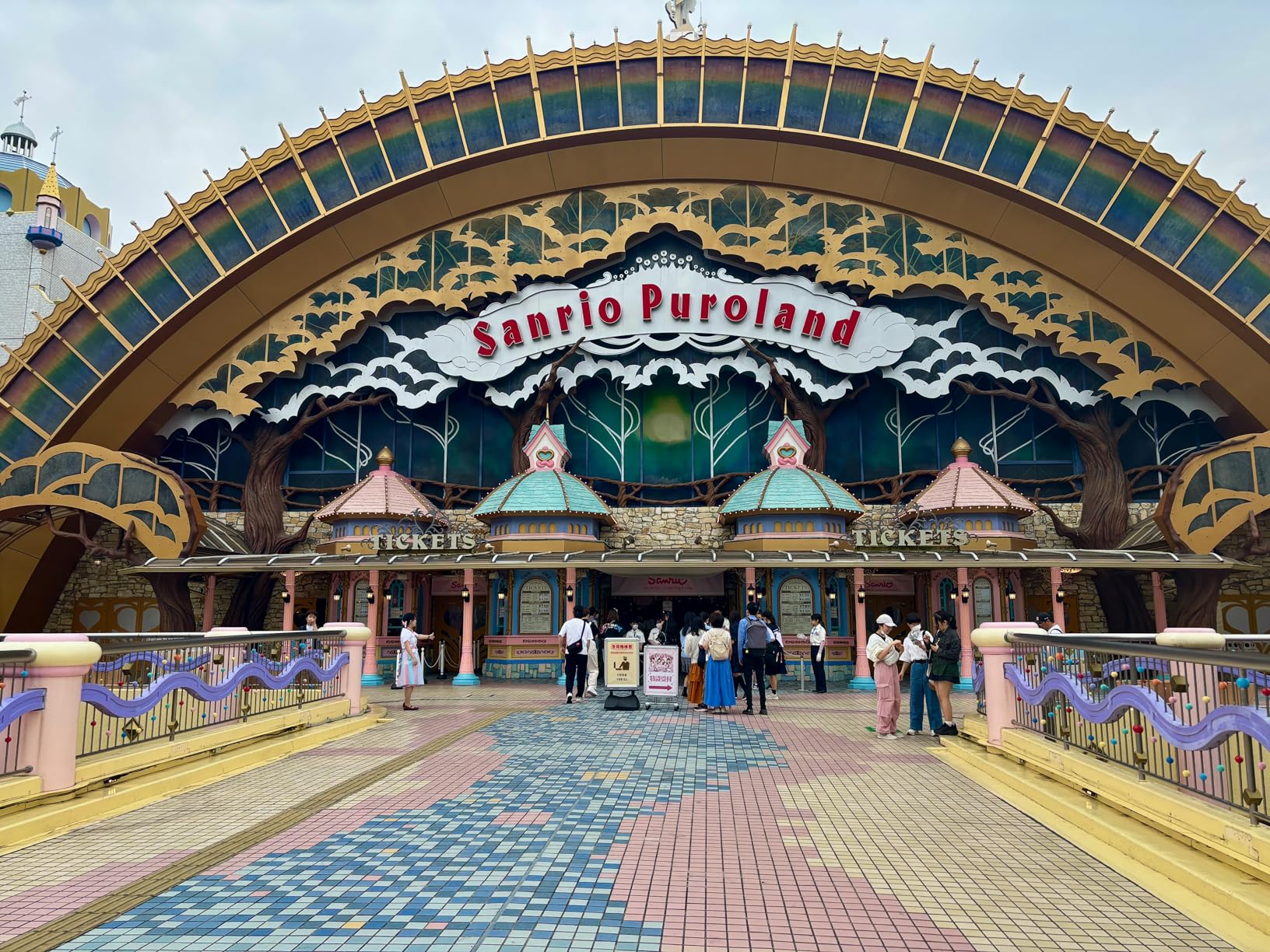 Canon EOS R50 Content Creator Kit, Hybrid Mirrorless Camera with RF-S18-45mm F4.5-6.3 IS STM Lens, Tripod Grip, Microphone, Wireless Remote Control, 24.2 MP CMOS (APS-C) Sensor, Vlogging Camera, Black - Customer Photo 1