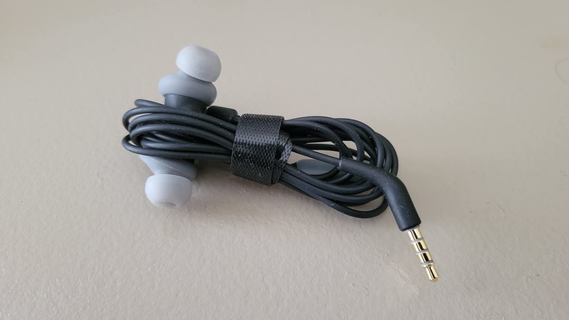 JBL Endurance Run 2 Wired - Waterproof Wired Sports in-Ear Headphones, Pure Bass Sound, Hands-Free Calls, Never Hurt. Never Fall Out. (Black) - Customer Photo 2