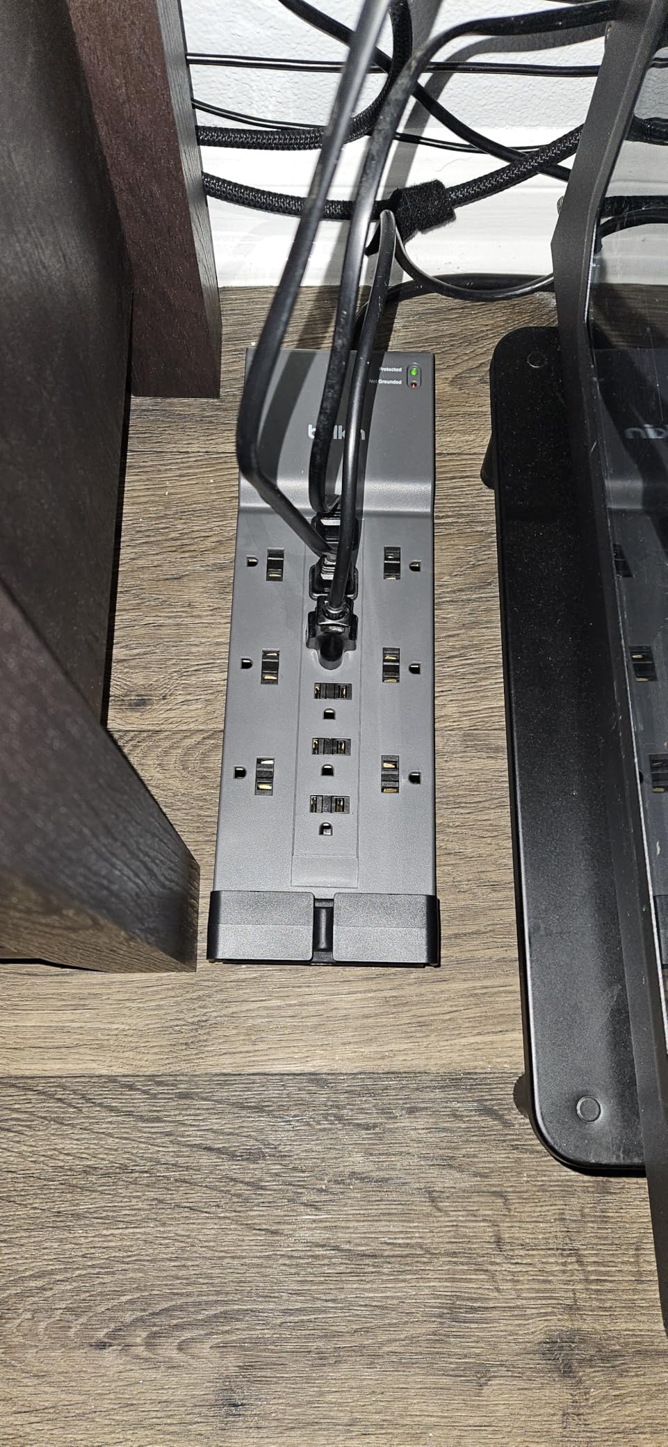 Belkin 12-Outlet Surge Protector Power Strip w/ 12 AC Outlets & 8ft Flat Plug, UL-listed Heavy-Duty Extension Cord for Home, Office, Travel, Computer, Laptop, Charger - 3,940 Joules of Protection - Customer Photo 4