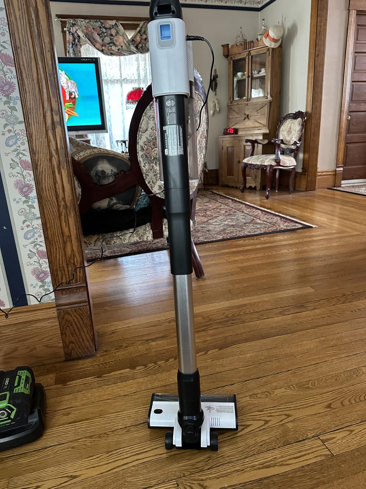 LEVOIT Cordless Vacuum Cleaner, Stick Vac with Tangle-Resistant Design, Up to 50 Minutes, Powerful Suction, Rechargeable, Lightweight, and Versatile for Carpet, Hard Floor, Pet Hair, LVAC-200 - Customer Photo 4