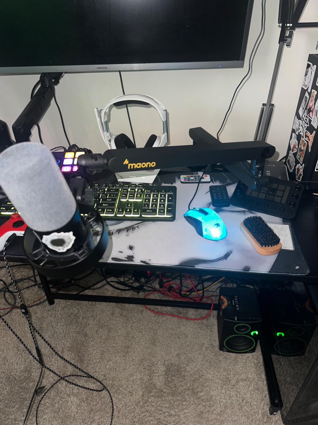 MAONO Microphone Boom Arm, Low Profile Mic Arm with Cable Management Channels, Desk Mount Clamp, Fully Adjustable, Heavy Duty Mic Stand for Podcast Studio Streaming (BA92 Black) - Customer Photo 1