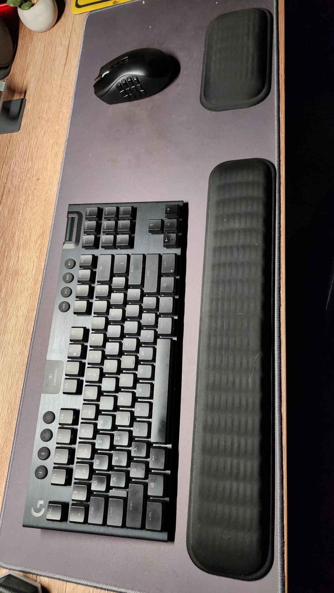 MEKASS Ergonomic Wrist Rest for Keyboard and Mouse, Soft Memory Foam Keyboard Wrist Rest Set with Non-Slip Silicone Base, Easy Typing, Pain Relief, Comfort for Office, Work, Gaming (Classic Black) Customer Review MEKASS Ergonomic Wrist Rest for Keyboard and Mouse, Soft Memory Foam Keyboard Wrist Rest Set with Non-Slip Silicone Base, Easy Typing, Pain Relief, Comfort for Office, Work, Gaming (Classic Black) - Customer Photo 2