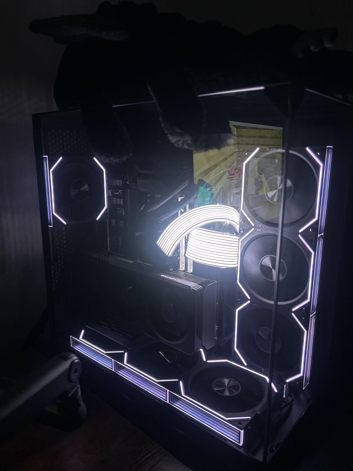 Lian Li Accessory Universal 4-Slots Vertical GPU Card Holder Kit Black, Premium Gen 4 Riser Cable PCI-E 4.0 x16-200mm, PCIe 3.0 Compatible, Compatible with E-ATX,ATX Case (VG4-4-V2X) Customer Review Lian Li Accessory Universal 4-Slots Vertical GPU Card Holder Kit Black, Premium Gen 4 Riser Cable PCI-E 4.0 x16-200mm, PCIe 3.0 Compatible, Compatible with E-ATX,ATX Case (VG4-4-V2X) - Customer Photo 1