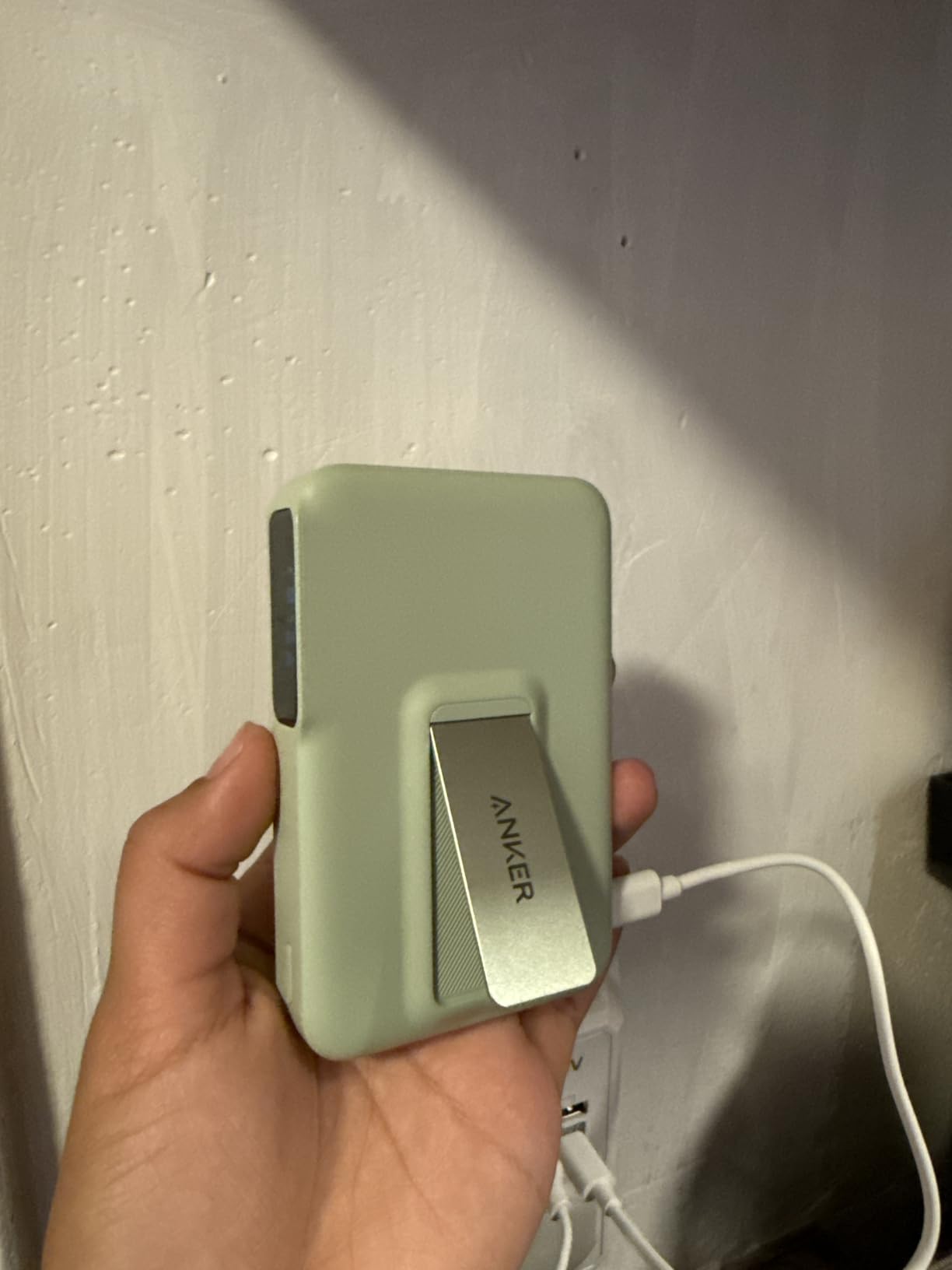 Anker MagGo Power Bank, Qi2 Certified 15W Ultra-Fast MagSafe-Compatible Portable Charger, 10,000mAh Battery Pack with Smart Display & Foldable Stand, For iPhone 16/15/14/13 Only (USB-C Cable Included) - Customer Photo 3