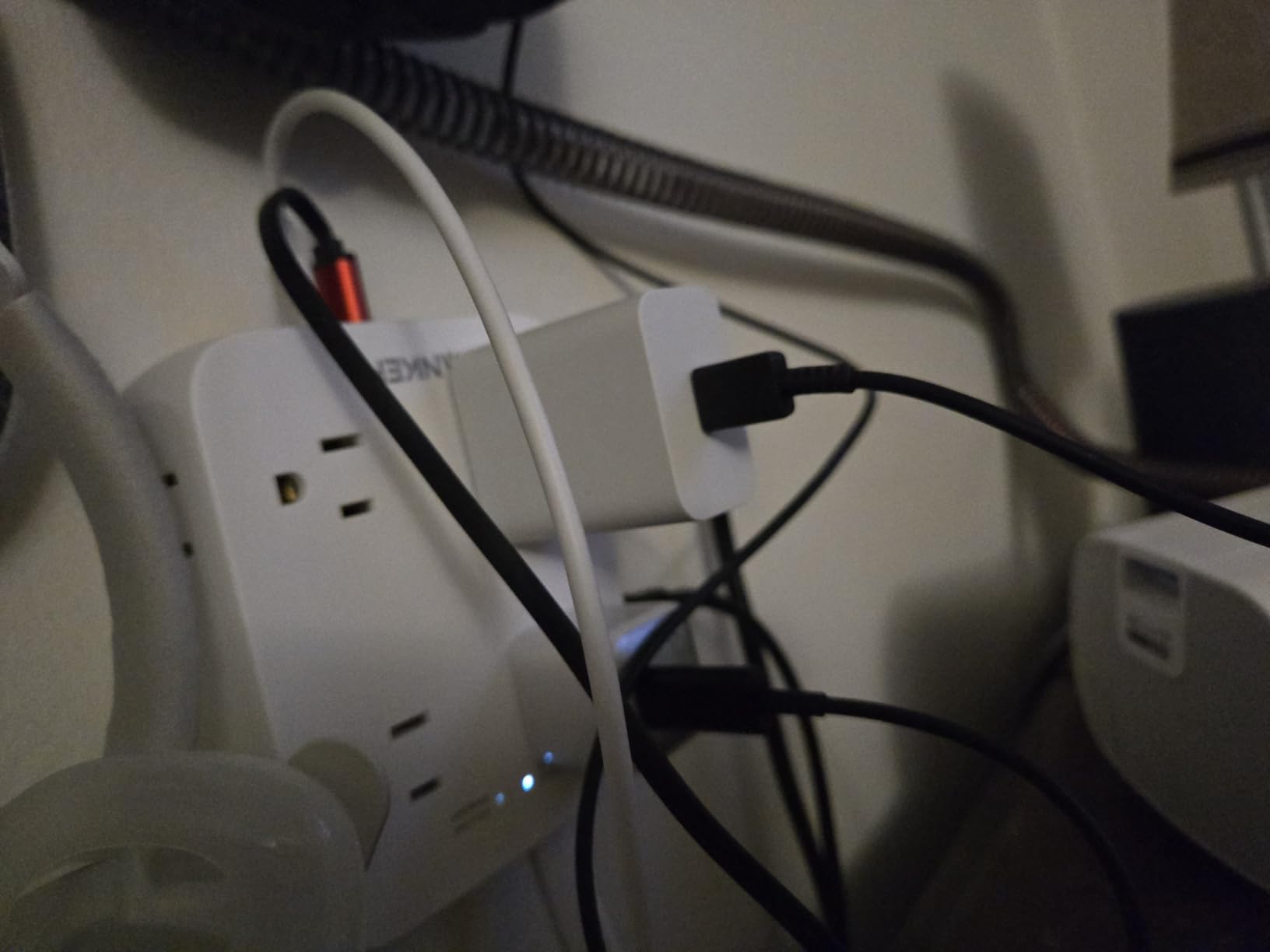 Anker Surge Protector Flat Plug Power Strip 2000J, 5ft Thin Extension Cord, 8 Outlets,2 USB A and 1 USB C Port,20W for iPhone15,Wall Mount,Compact for Home,Office,Room,TUV Listed - Customer Photo 2