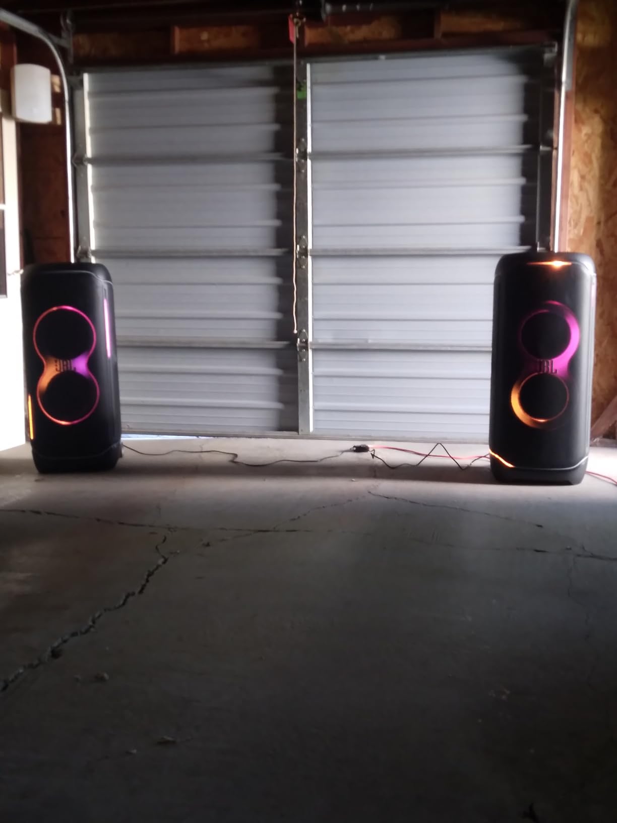 JBL Partybox Ultimate - Multi Purpose Party Speaker, with Wi-fi & Bluetooth Connectivity, Wireless, Lightshow, IPx4 Slashproof, Dual Mic & Guitar Inputs, Handle & Sturdy Wheels, Black - Customer Photo 2