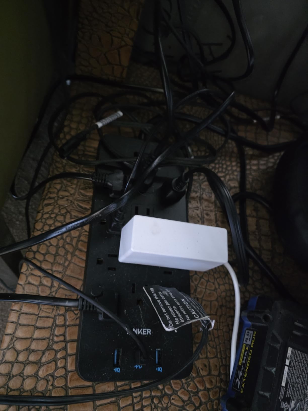 Anker Power Strip with 3 USB Ports, Surge Protector (2100J-10ft), 12 Outlets, 2 USB-A Ports and 1 USB-C Port, Works with iPhone 16/16 Plus/16 Pro/16 Pro Max, for Home, Office, TUV Listed - Customer Photo 1