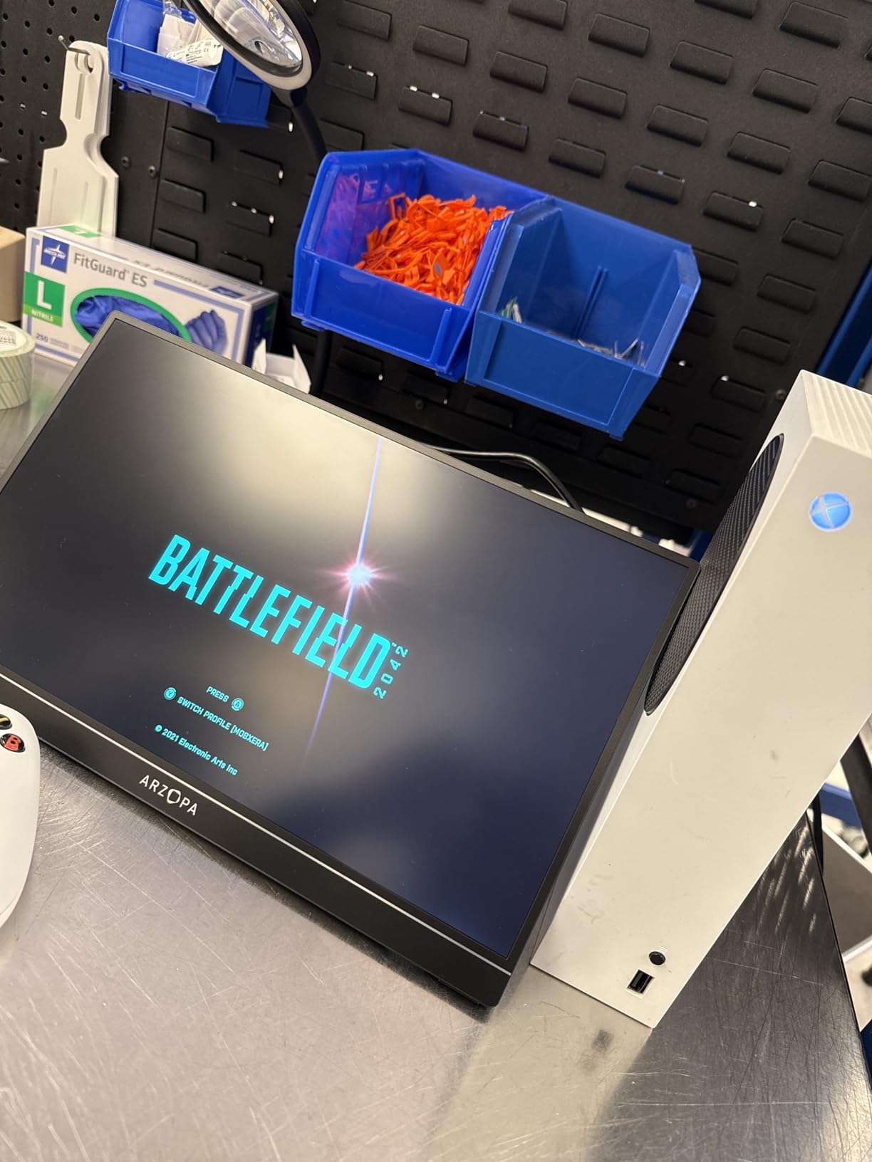 ARZOPA 16.1'' 144Hz Portable Gaming Monitor, 106% sRGB 1080P FHD Kickstand Portable Monitor with HDR, Ultra Slim, Eye Care, External Second Screen for Laptop, PC, PS5, Mac, Xbox-Z1FC - Customer Photo 3