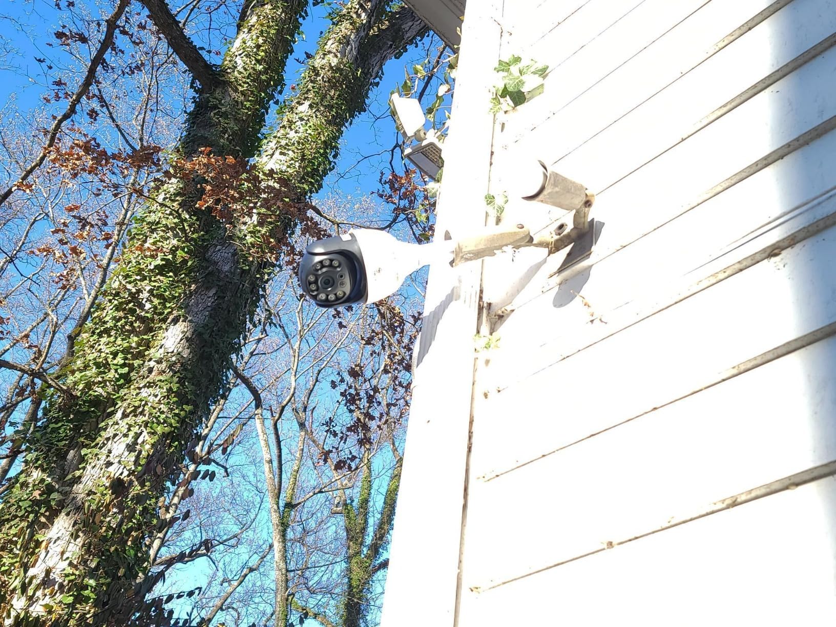 SYMYNELEC 5GHz/2.4GHz Light Bulb Security Camera Outdoor Waterproof 2.5K, 5G Dual Band WiFi Light Socket Security Camera with AI Human Motion Detection Tracking 4MP Color Night Vision Alexa (2 PCS) - Customer Photo 1