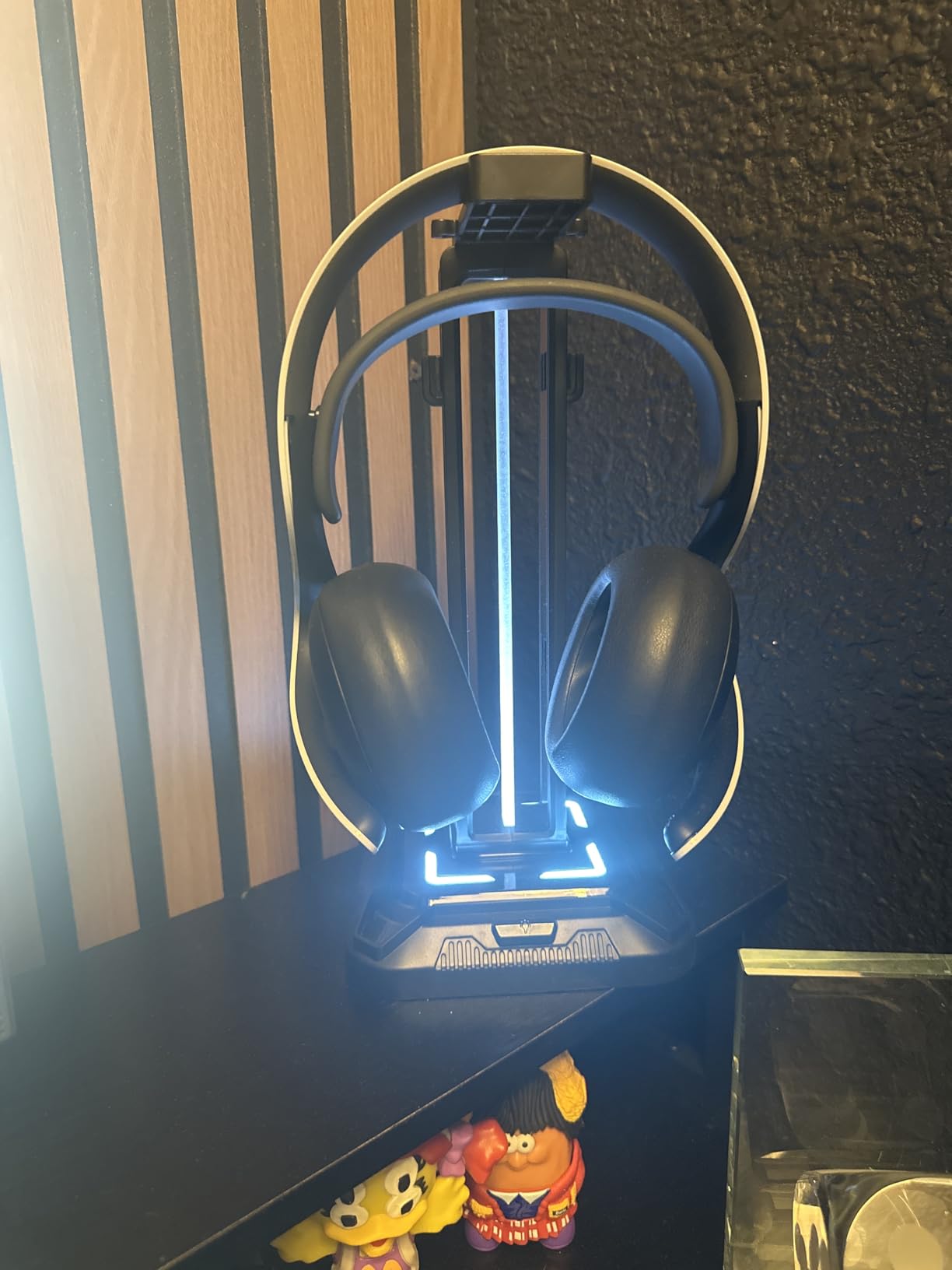 KDD RGB Headset Stand with 9 Light Modes - Controller Holder for Desk - Rotatable Headphone Stand & Detachable Controller Hook for PC Earphone Accessories(Black) Customer Review KDD RGB Headset Stand with 9 Light Modes - Controller Holder for Desk - Rotatable Headphone Stand & Detachable Controller Hook for PC Earphone Accessories(Black) - Customer Photo 1