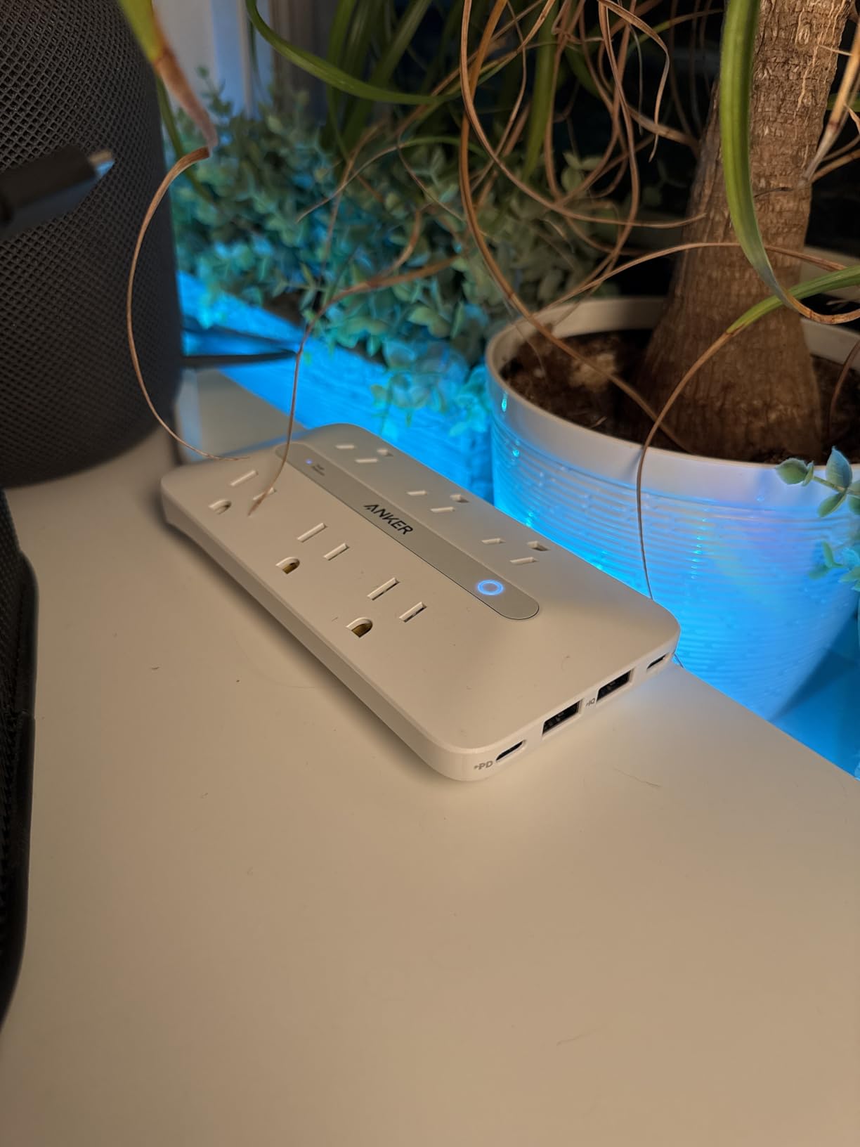 Anker Flat Plug Power Strip(300J) with 20W USB-C, 10-in-1 Ultra Thin Power Strip with 6 AC, 2 USB-A and C Each, 5 ft Extension Cord for Desk Charging Station/Home/Office/College/Dorm Essentials, White - Customer Photo 1