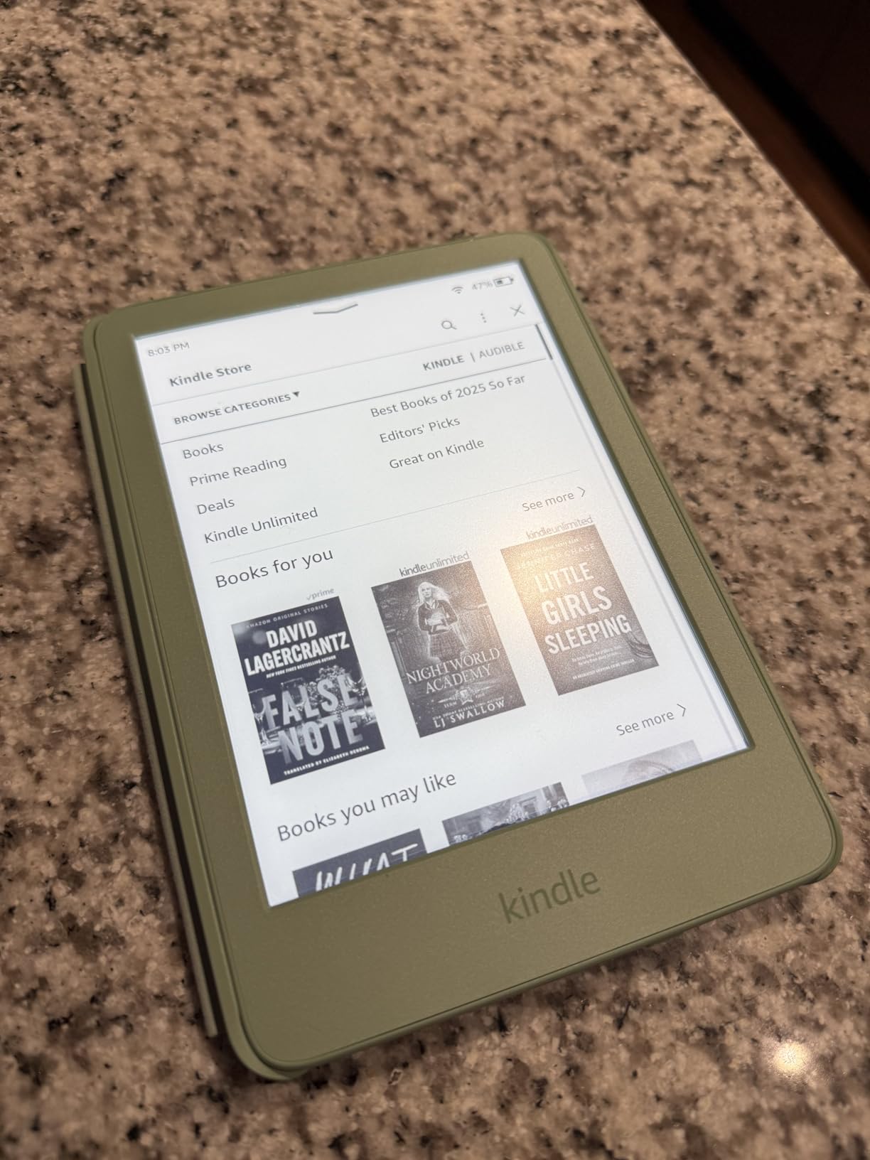 Amazon Kindle 16 GB (newest model) - Lightest and most compact Kindle, now with faster page turns, and higher contrast ratio, for an enhanced reading experience - Matcha - Customer Photo 1