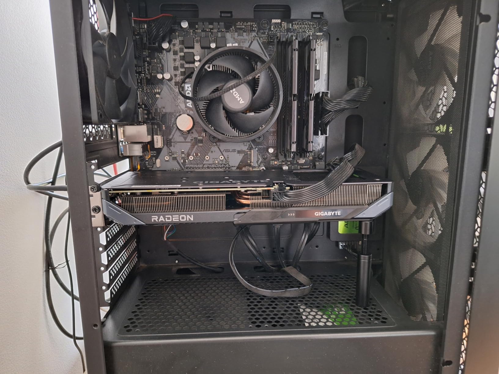 GIGABYTE Radeon RX 7600 XT Gaming OC 16G Graphics Card, 3X WINDFORCE Fans 16GB 128-bit GDDR6, GV-R76XTGAMING OC-16GD Video Card - Customer Photo 1