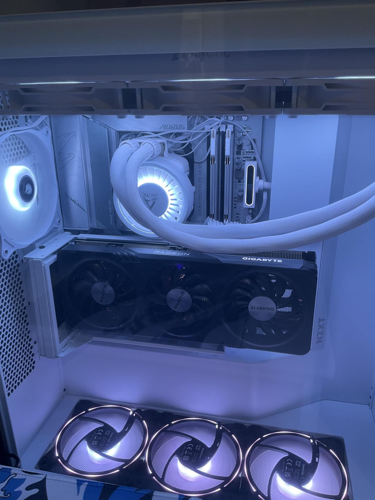 GIGABYTE Radeon RX 7600 XT Gaming OC 16G Graphics Card, 3X WINDFORCE Fans 16GB 128-bit GDDR6, GV-R76XTGAMING OC-16GD Video Card - Customer Photo 2