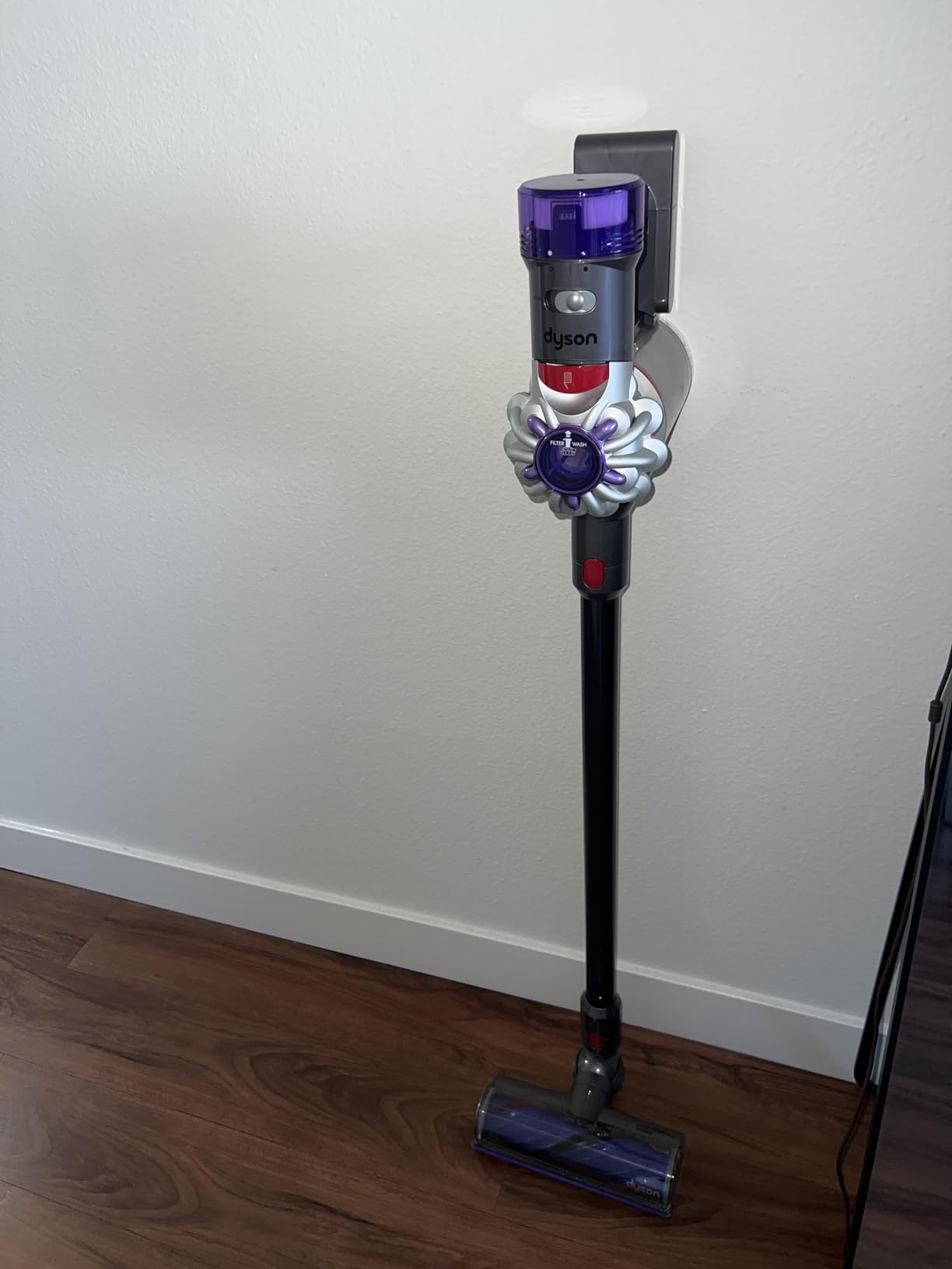 Dyson V8 Plus Cordless Vacuum, Cleans Hard Floors and Carpets, Detangles, Converts to Handheld, 115AW, 2 Power Modes, Up to 40 Minutes¹ - Customer Photo 1