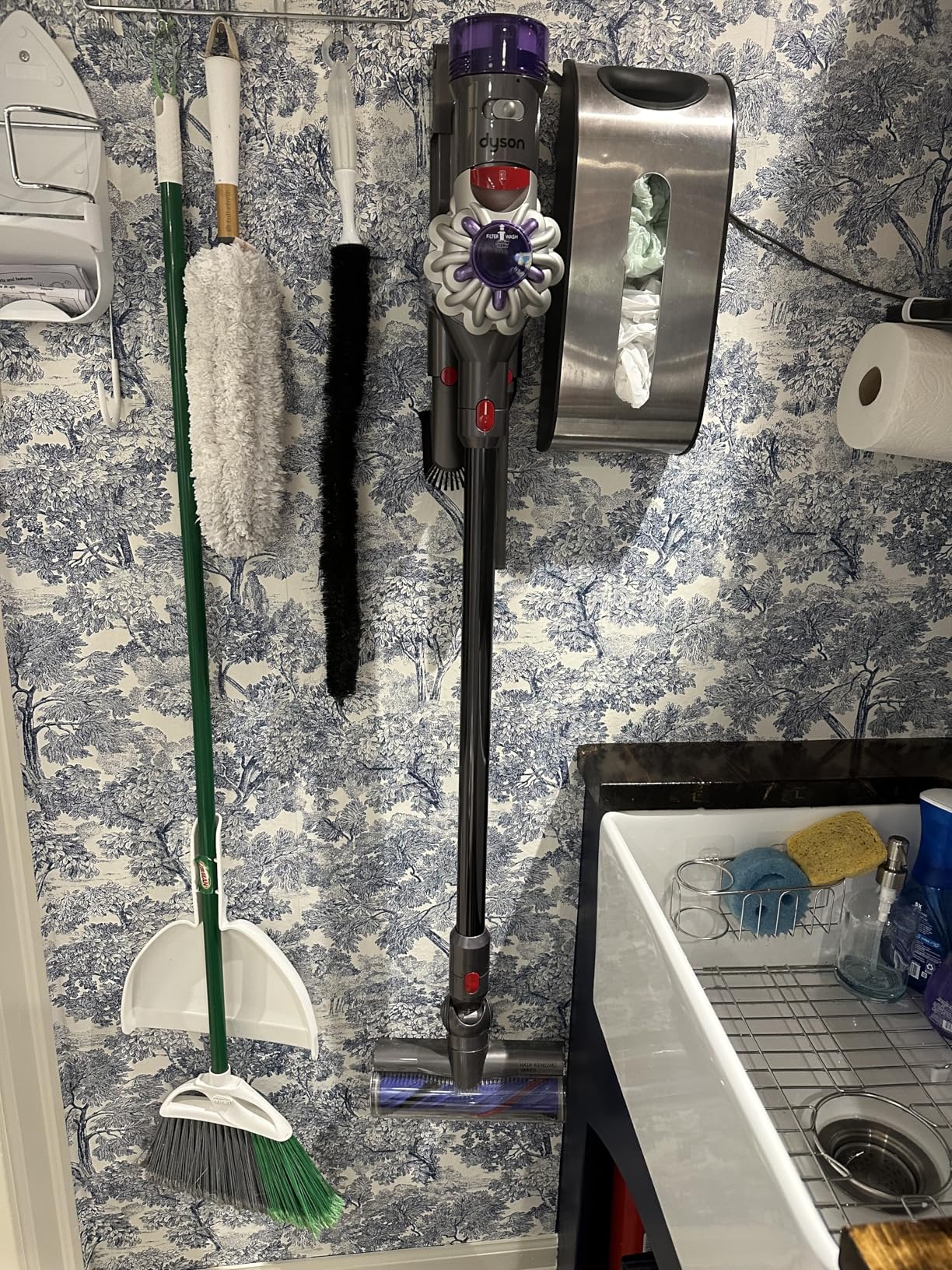 Dyson V8 Plus Cordless Vacuum, Cleans Hard Floors and Carpets, Detangles, Converts to Handheld, 115AW, 2 Power Modes, Up to 40 Minutes - Customer Photo 2
