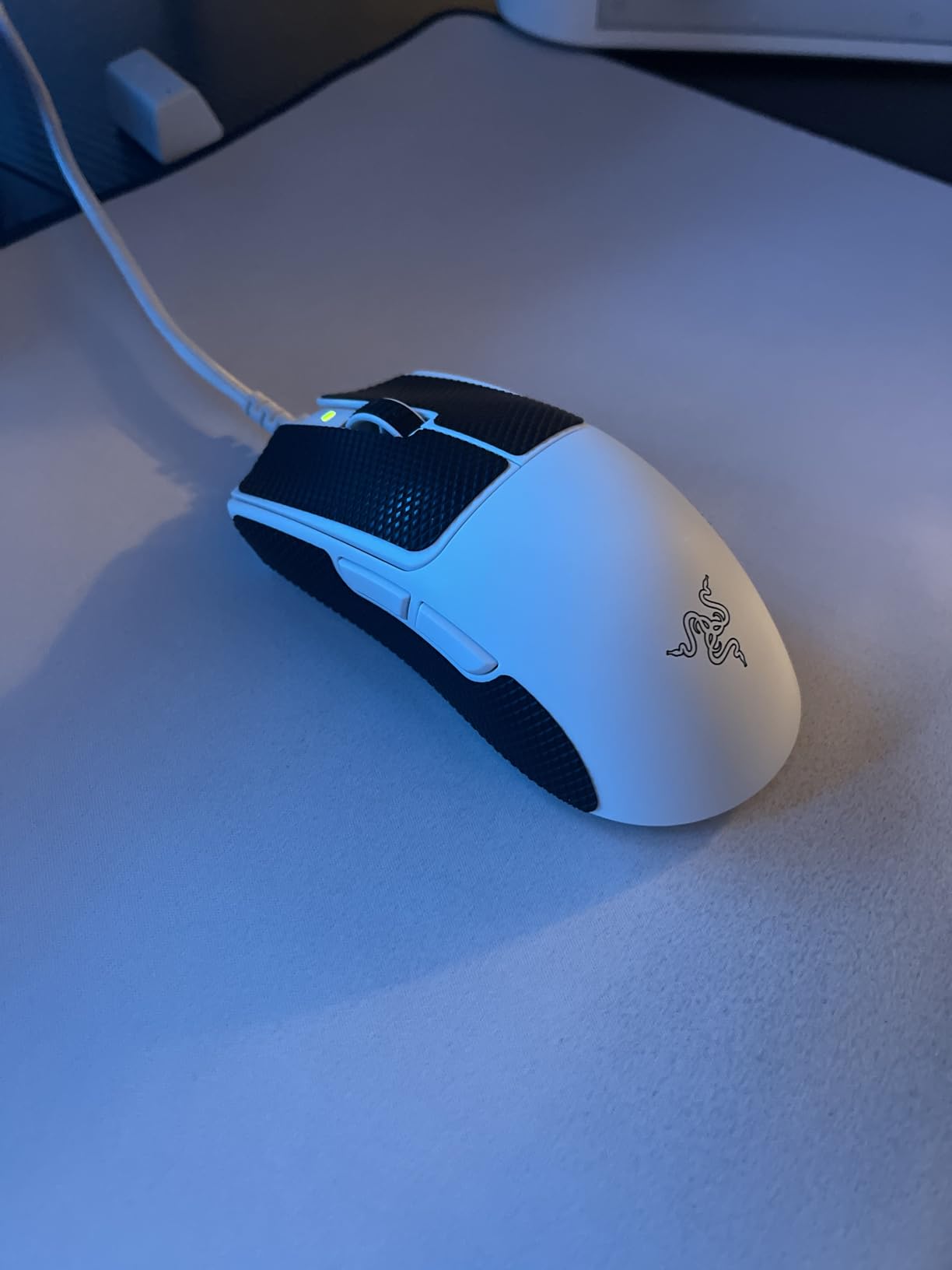 Razer Viper V3 Pro Wireless Esports Gaming Mouse: Symmetrical - 55g Lightweight - 8K Polling - 35K DPI Optical Sensor - Gen3 Optical Switches - 8 Programmable Buttons - 95 Hr Battery - White - Customer Photo 2