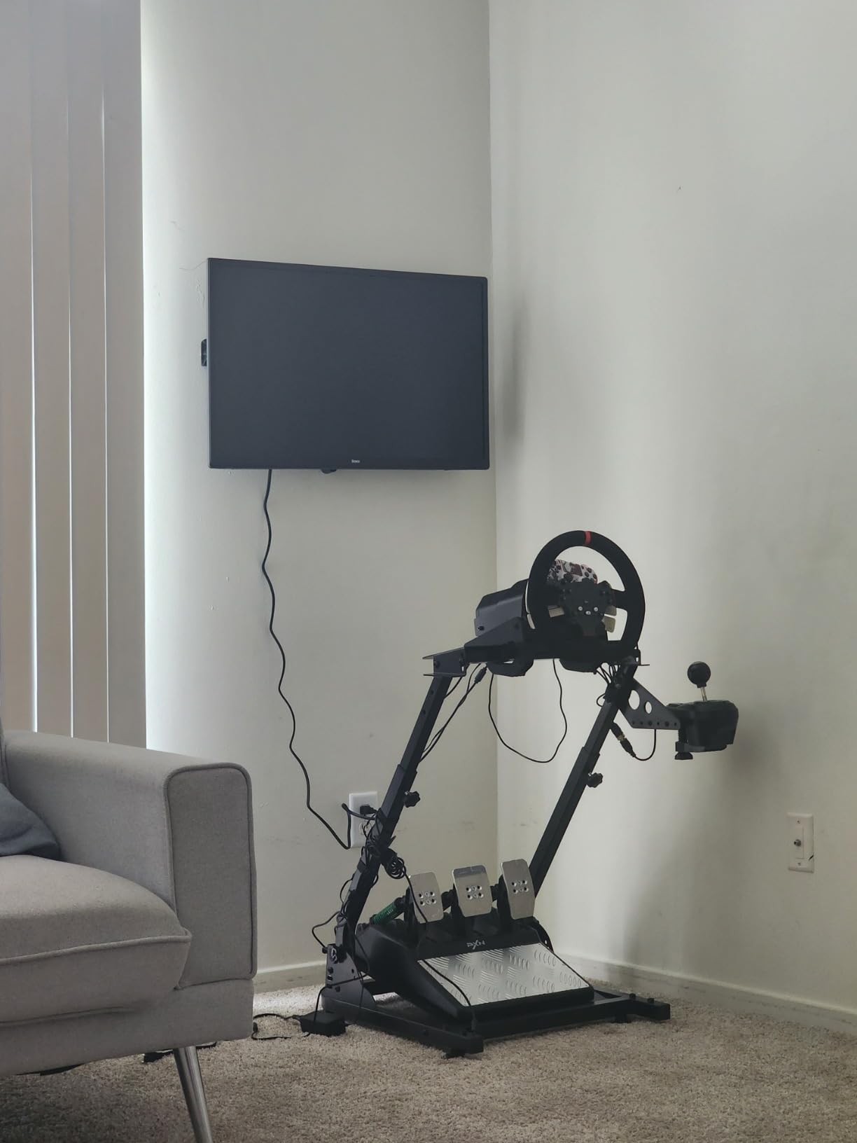 Roku Smart TV – 32-Inch Select Series 720p HD RokuTV with Roku Voice Remote, Bright Picture, Customizable Home Screen – Live Local News, Sports, Gaming - Customer Photo 2