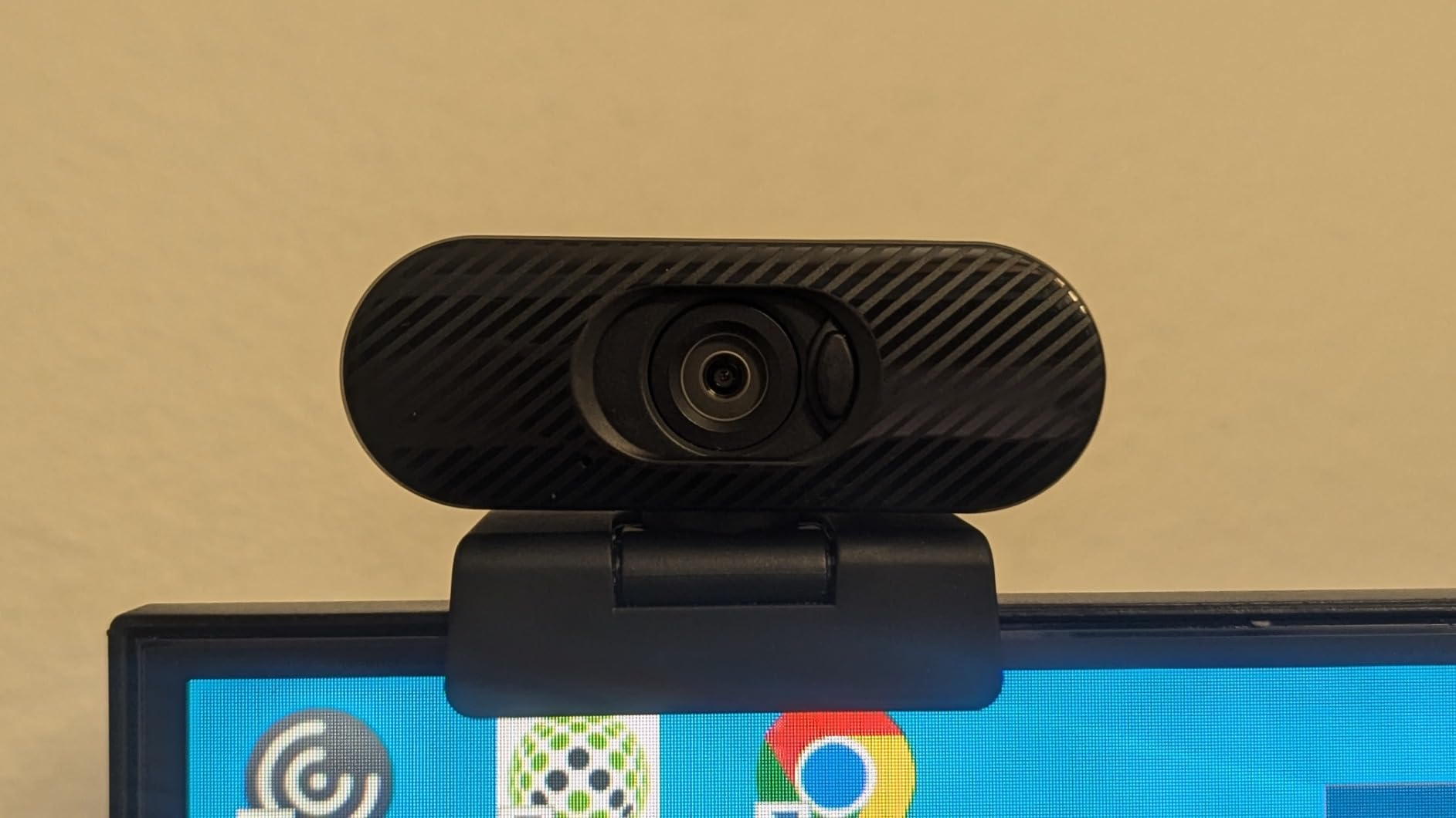 JLab Go Pop Cam USB HD Webcam, Black, 1080P/30 FPS, 2.1 Megapixels, Built-in Privacy Shutter, Minimalist Portable Set-up, Clip-on Design Compatible with PC, Mac and Chromebook - Customer Photo 1