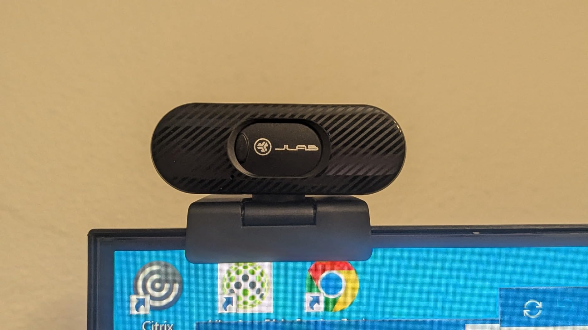 JLab Go Pop Cam USB HD Webcam, Black, 1080P/30 FPS, 2.1 Megapixels, Built-in Privacy Shutter, Minimalist Portable Set-up, Clip-on Design Compatible with PC, Mac and Chromebook - Customer Photo 2