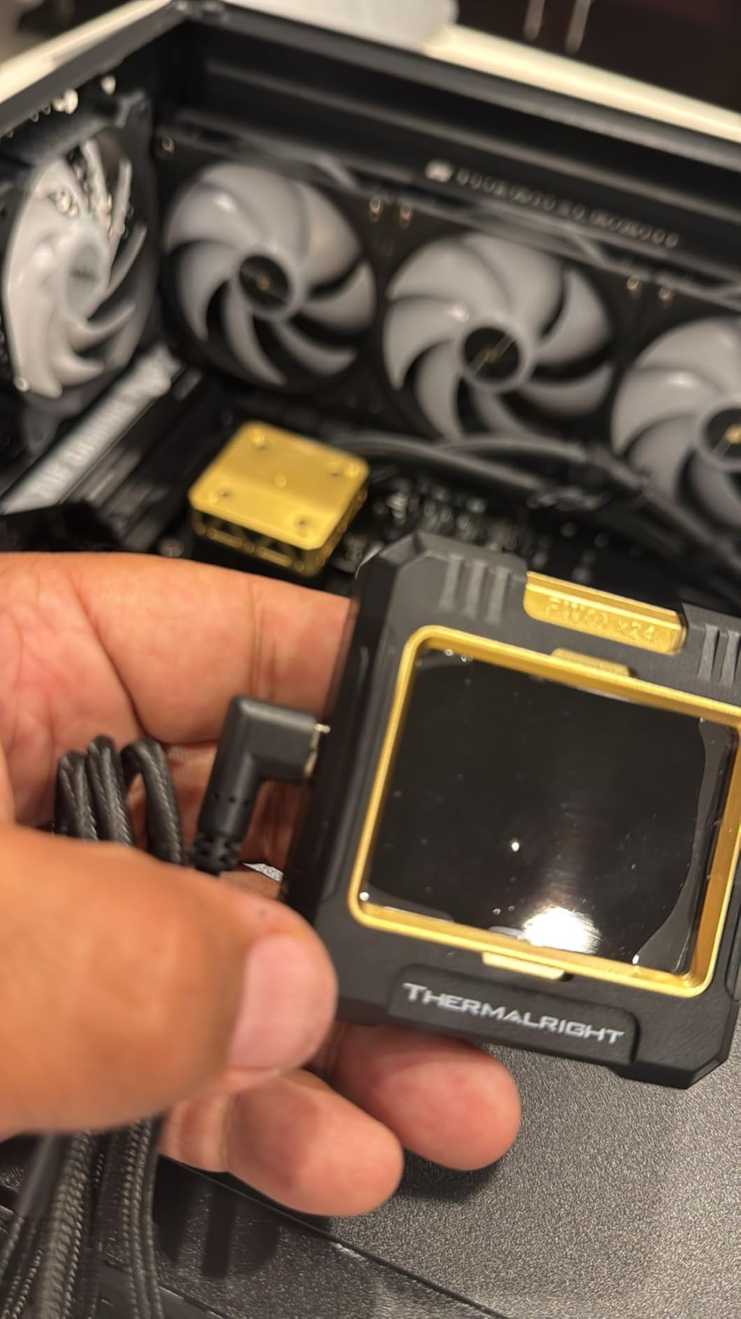 Thermalright FW 360 White ARGB-360mm AIO CPU Liquid Cooler,IPS LCD Screen with 320 * 240 Resolution,for AM4/AM5/Intel LGA1700,2.4 inch Magnet-Absorbent LCD Screen for Images -White - Customer Photo 2