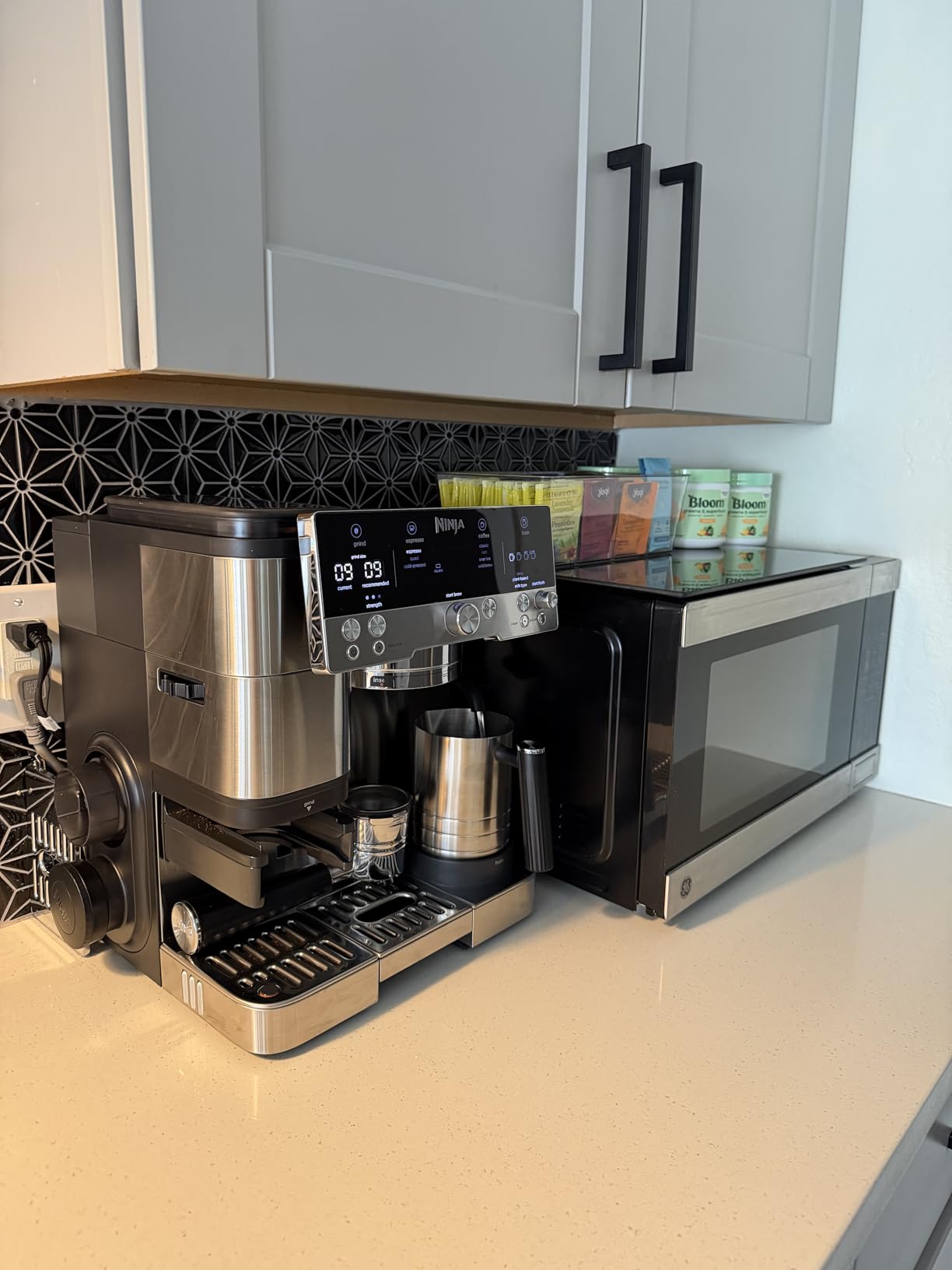 Ninja Luxe Café 3-in-1 Espresso, Drip Coffee and Cold Brew Machine | Intergrated Coffee Grinder, Milk Frother, Assisted Tamper & Built-In Espresso Accessory Storage | Stainless Steel | ES601 - Customer Photo 2
